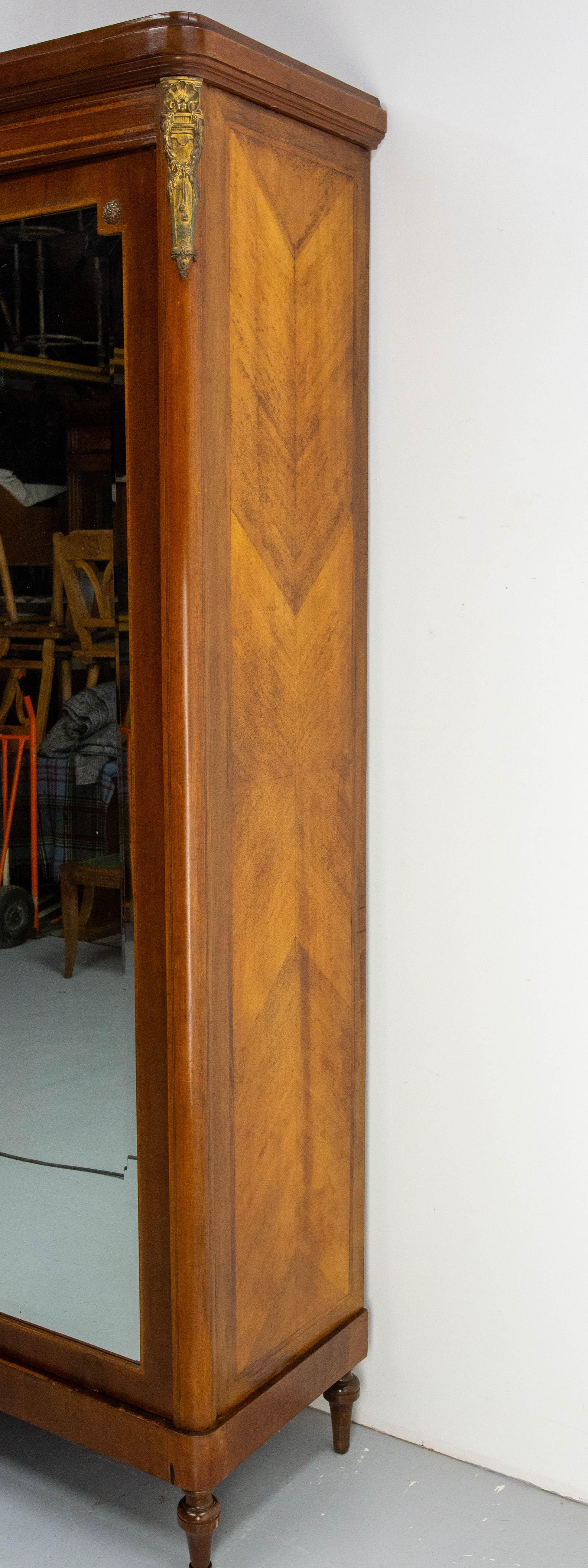 Französischer Schrank aus Iroko und Messing mit abgeschrägten Spiegeln im Louis 16-Revival-Stil, 1900 im Zustand „Gut“ im Angebot in Labrit, Landes