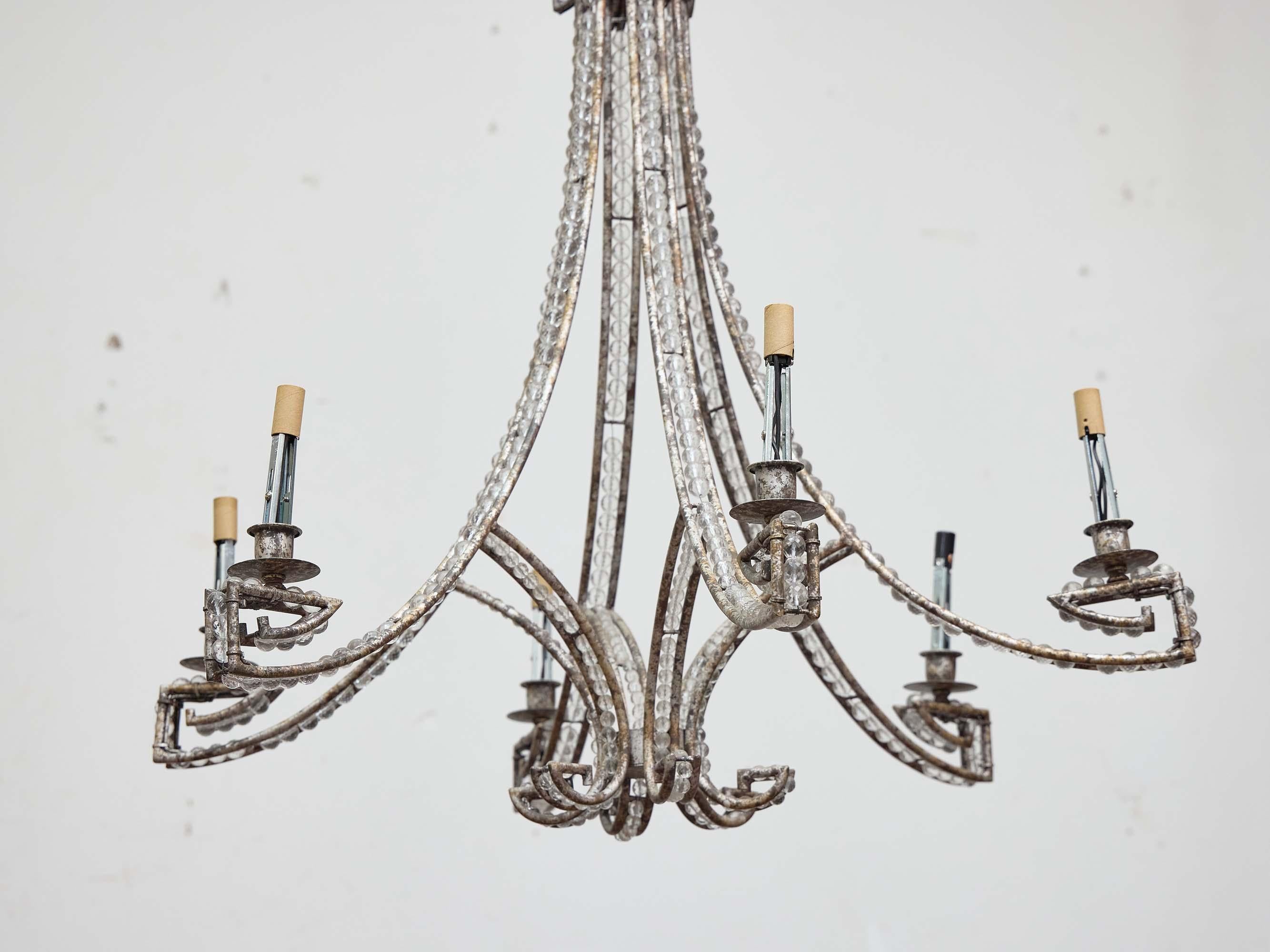 Französischer Sechs-Licht-Kronleuchter aus Eisen und Perlen, 19. (19. Jahrhundert) im Angebot