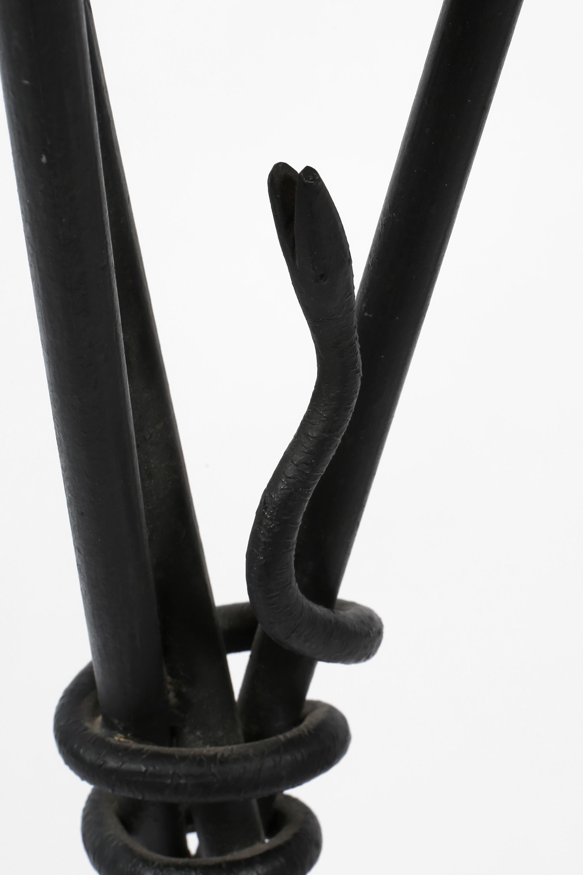 20ième siècle Table à Martini en fer et laiton pour boissons Arrow en vente