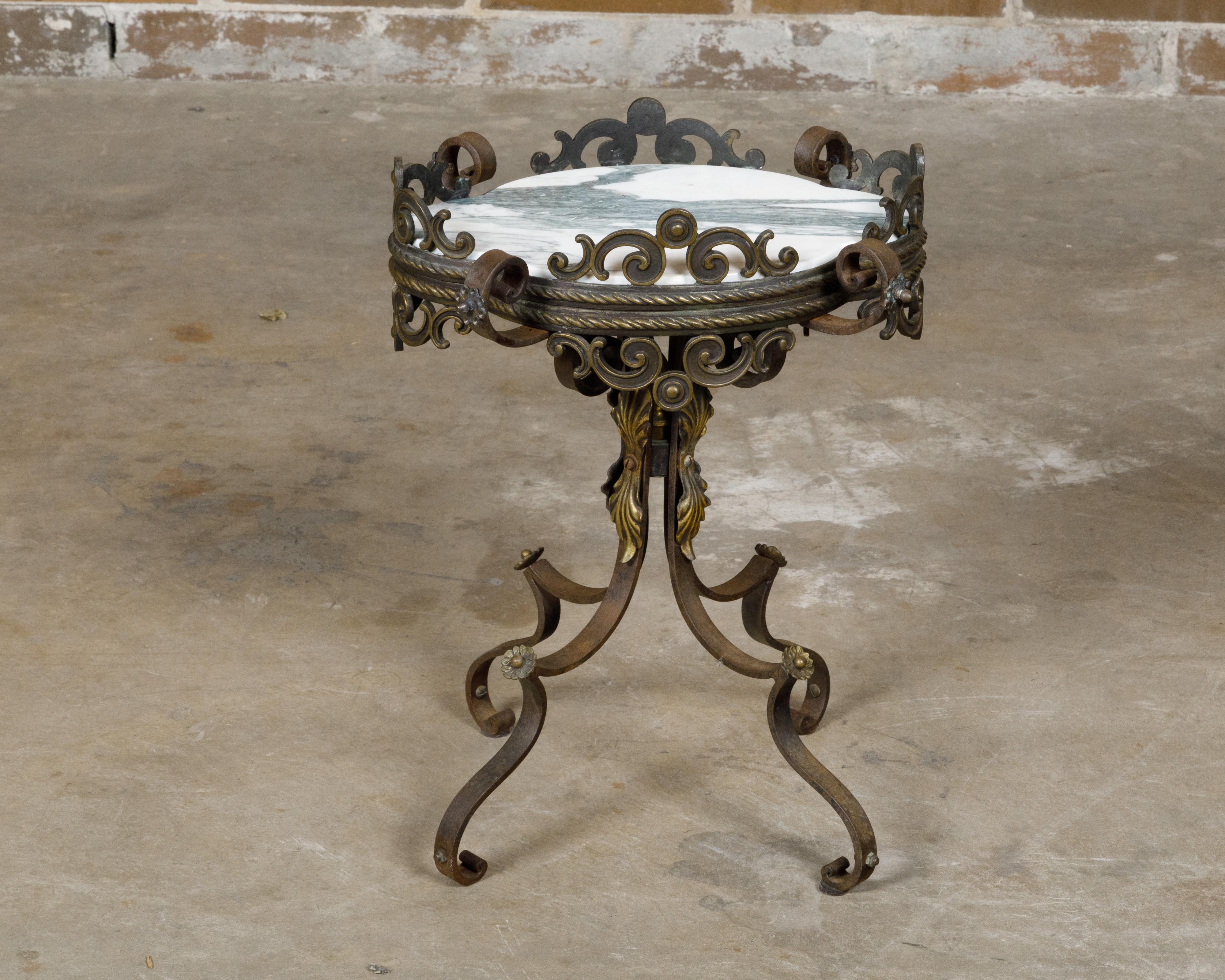 Französischer Guéridon-Tisch aus Eisen und Messing mit Marmorplatte in Form eines Vierblatts im Angebot 9