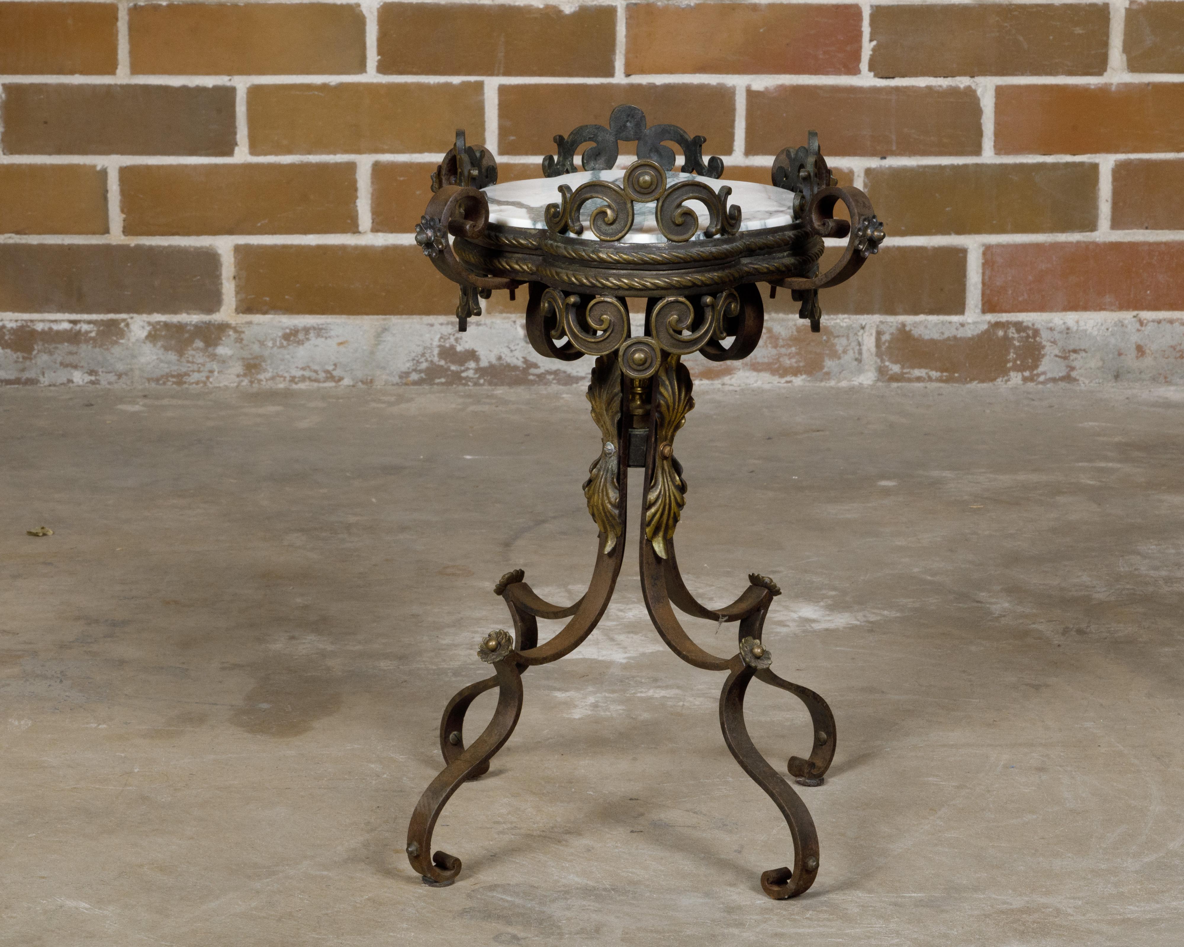 Ein französischer Guéridon-Tisch aus Eisen aus dem 19. Jahrhundert mit Messingakzenten und einer Marmorplatte in Form eines Vierblatts. Dieser exquisite Guéridon-Tisch aus Eisen stammt aus dem Frankreich des 19. Jahrhunderts und verfügt über eine