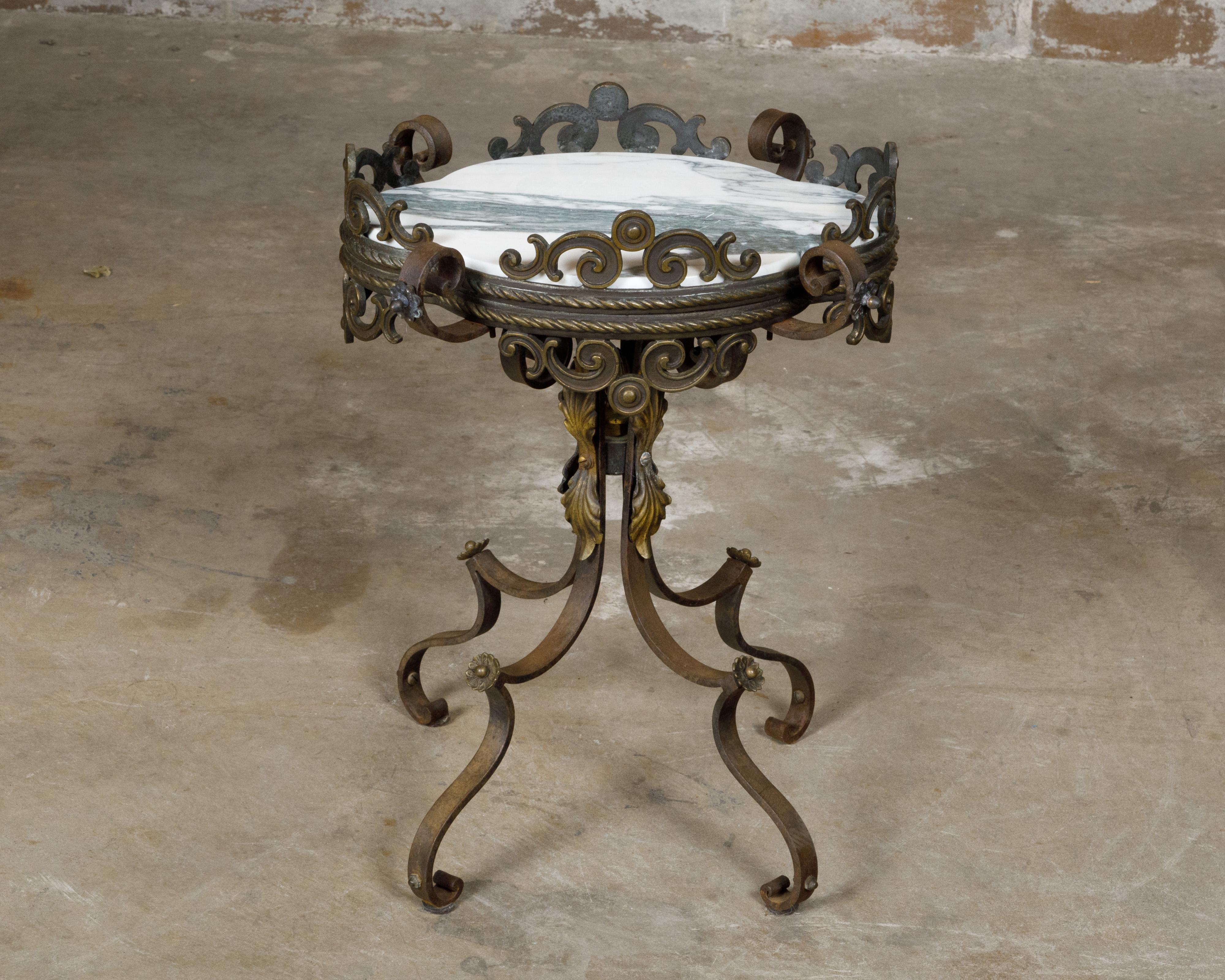 Französischer Guéridon-Tisch aus Eisen und Messing mit Marmorplatte in Form eines Vierblatts (19. Jahrhundert) im Angebot