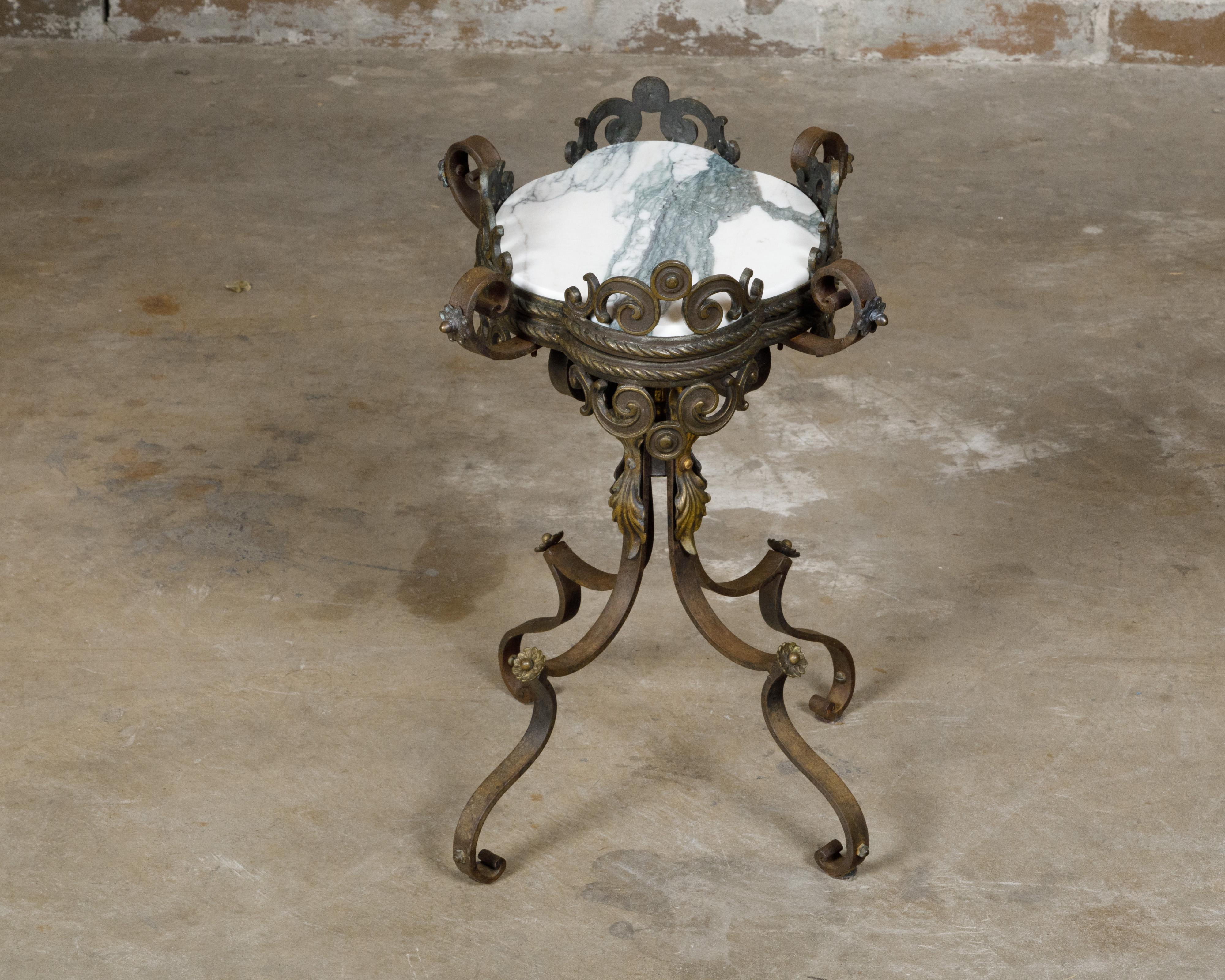 Französischer Guéridon-Tisch aus Eisen und Messing mit Marmorplatte in Form eines Vierblatts im Angebot 1