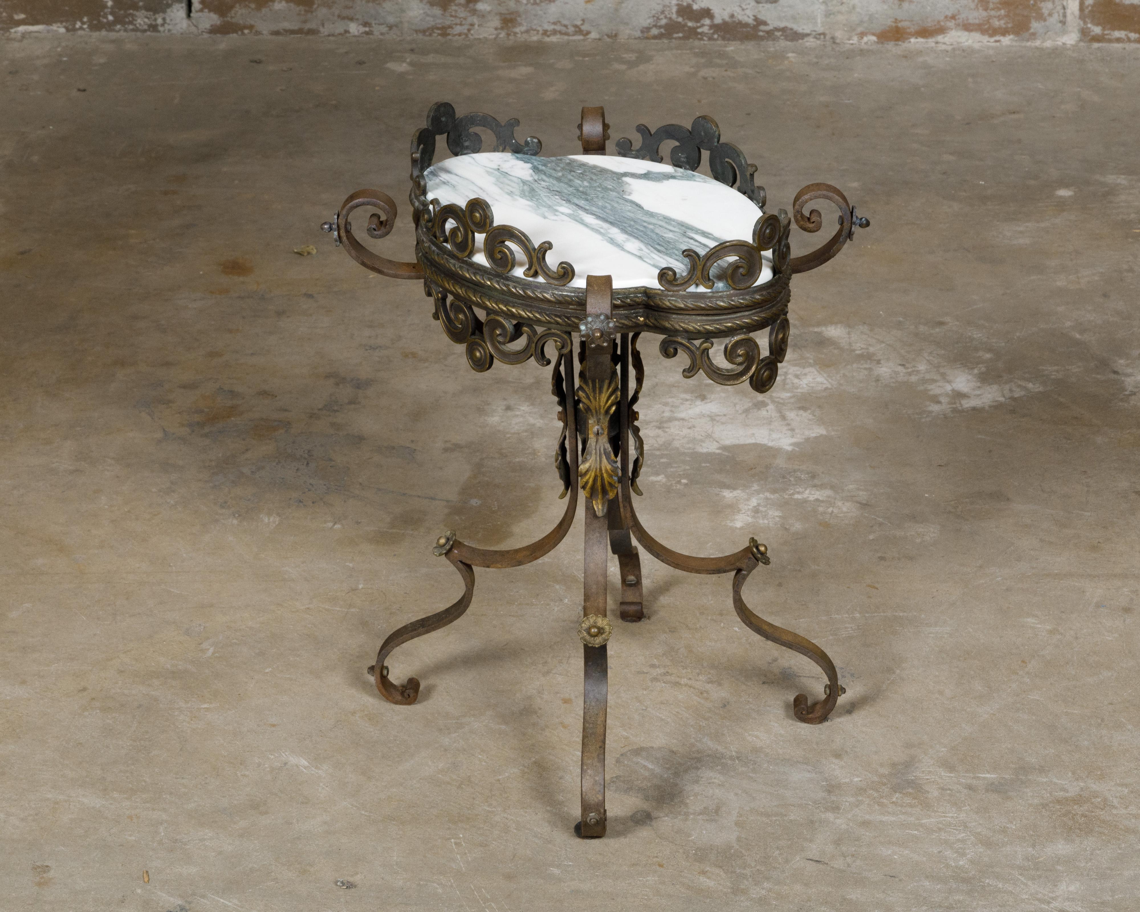 Französischer Guéridon-Tisch aus Eisen und Messing mit Marmorplatte in Form eines Vierblatts im Angebot 2