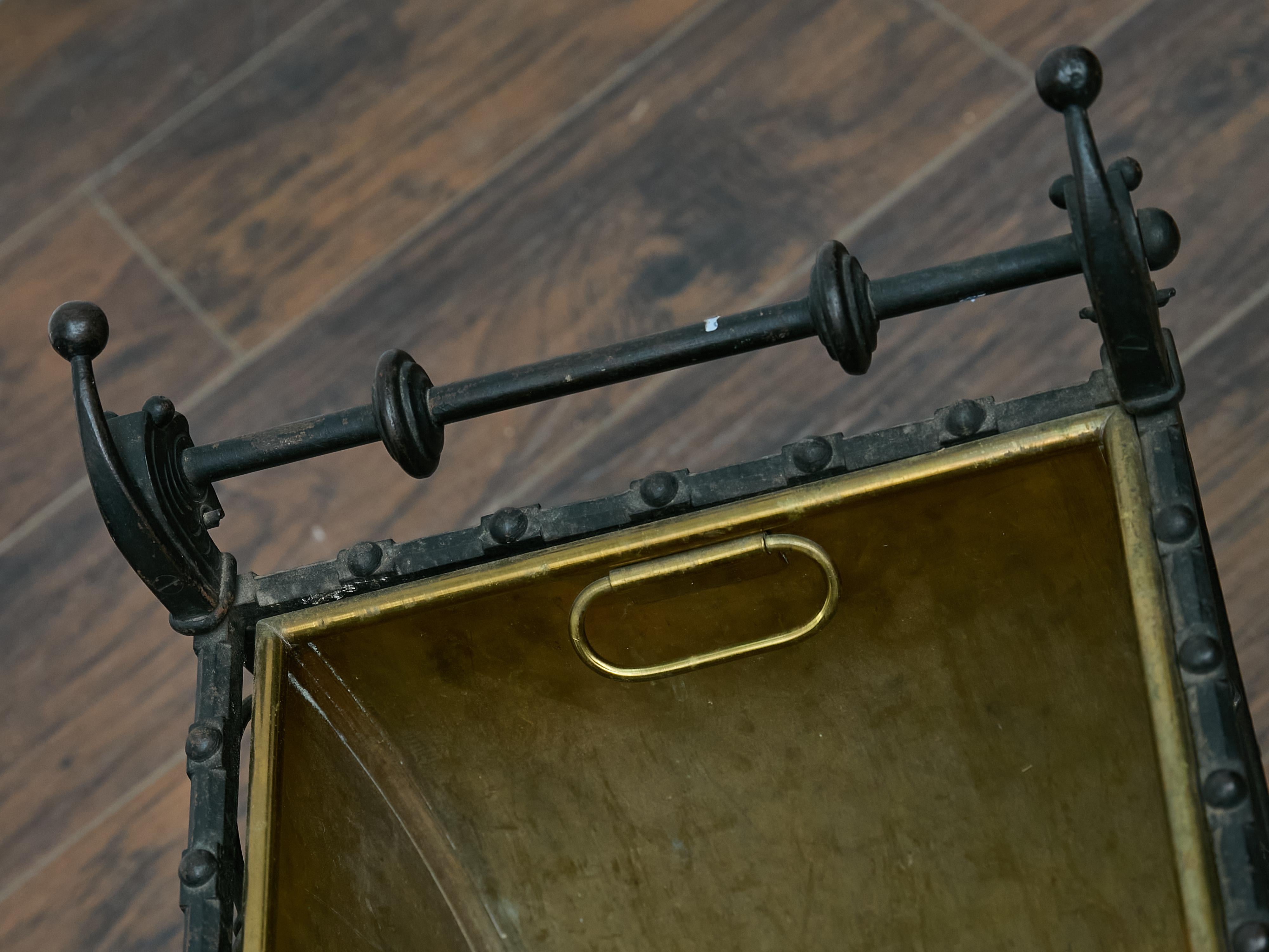 Jardinière o cesto per tronchi in ferro e ottone, XIX secolo in vendita 5