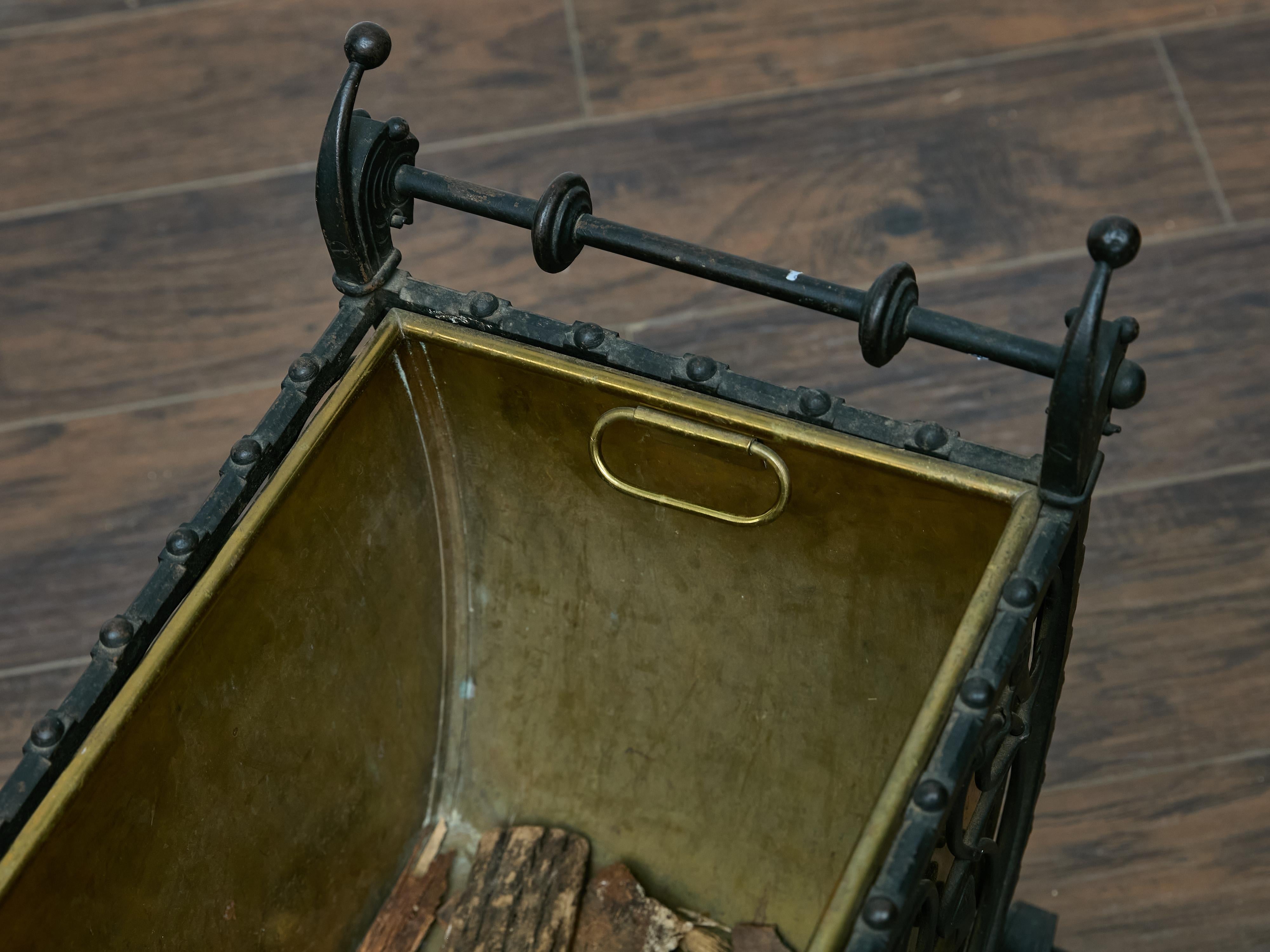 Jardinière o cesto per tronchi in ferro e ottone, XIX secolo in vendita 6