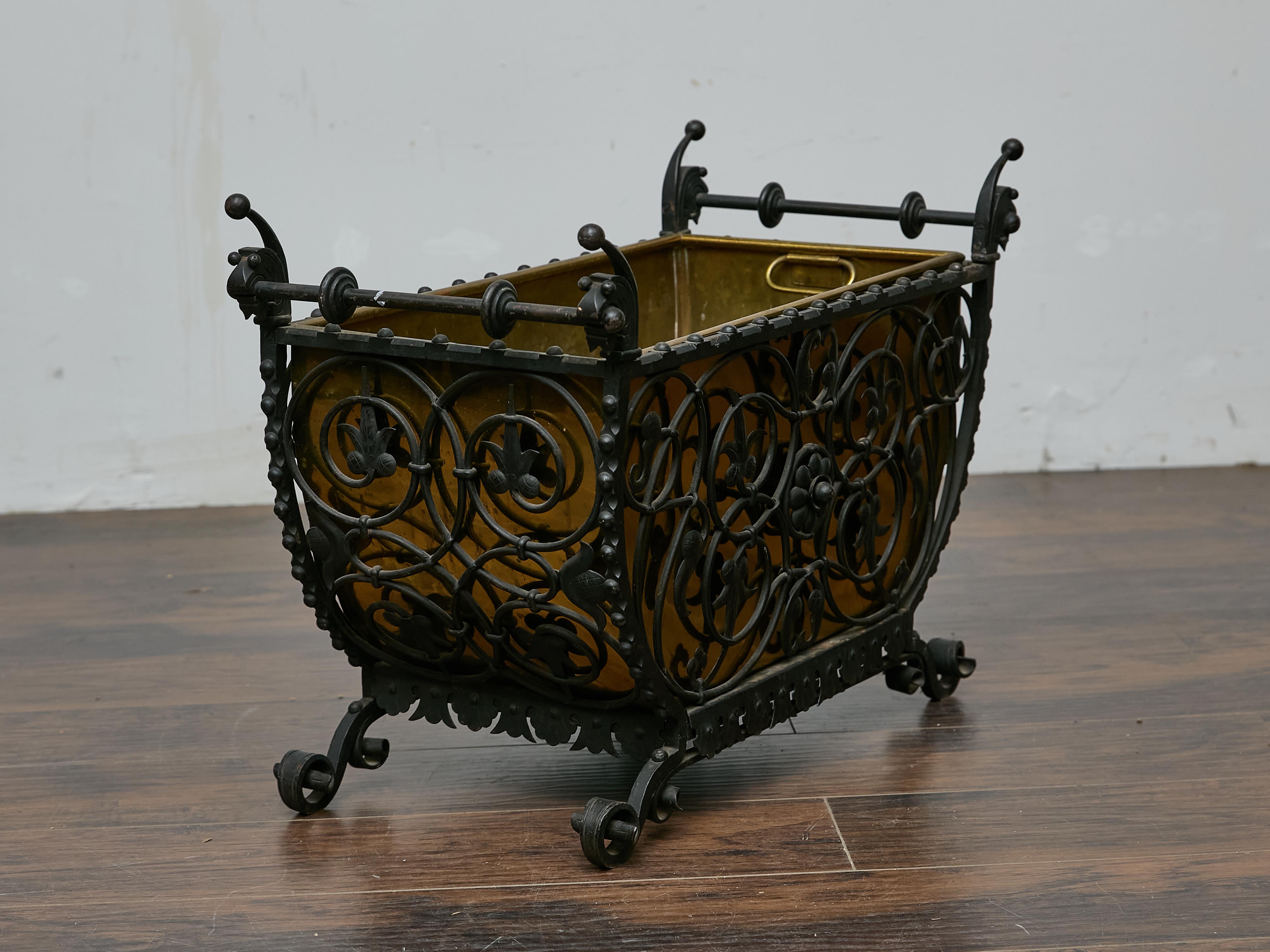 Francese Jardinière o cesto per tronchi in ferro e ottone, XIX secolo in vendita