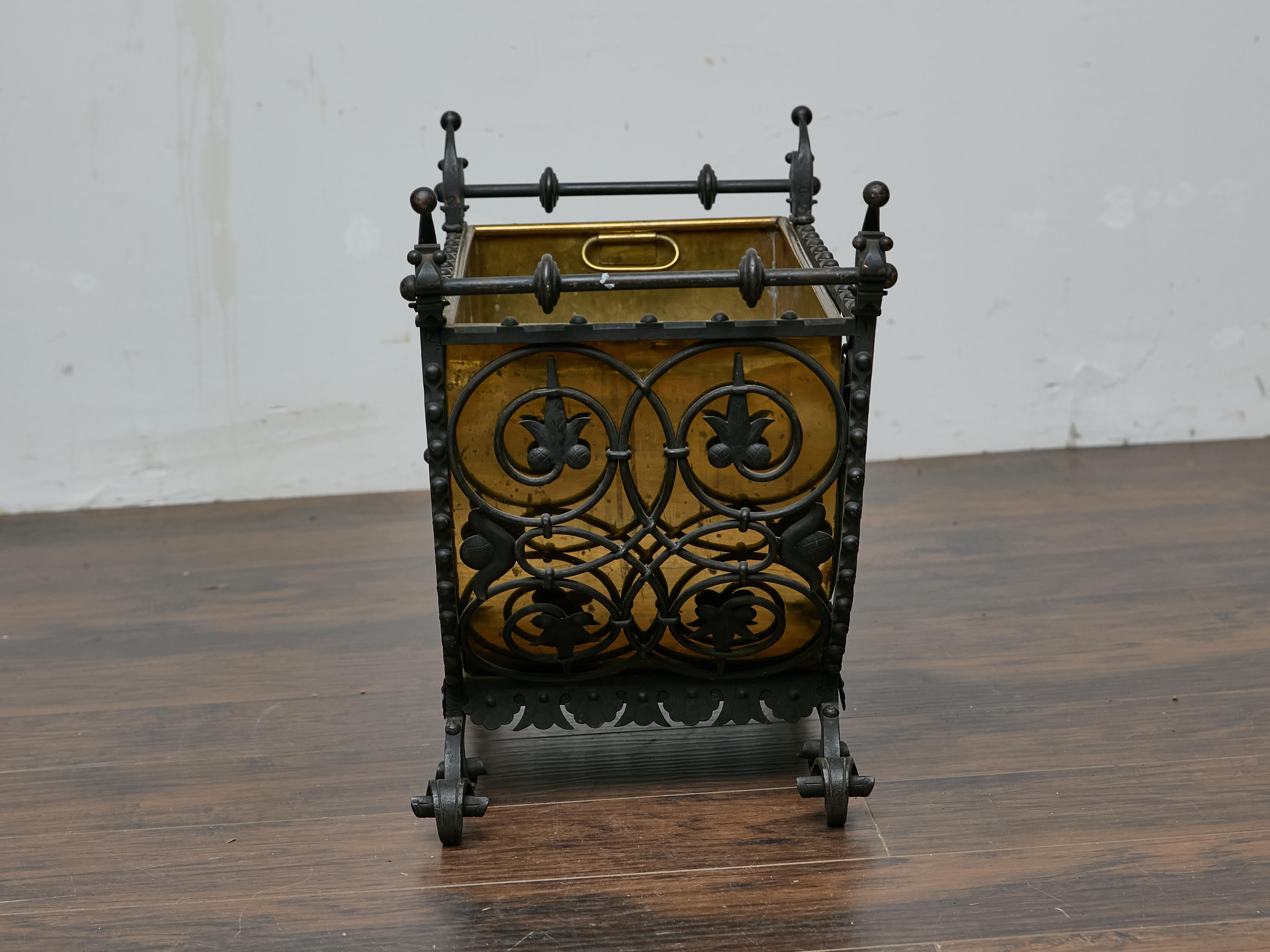 Jardinière o cesto per tronchi in ferro e ottone, XIX secolo In condizioni buone in vendita a Atlanta, GA