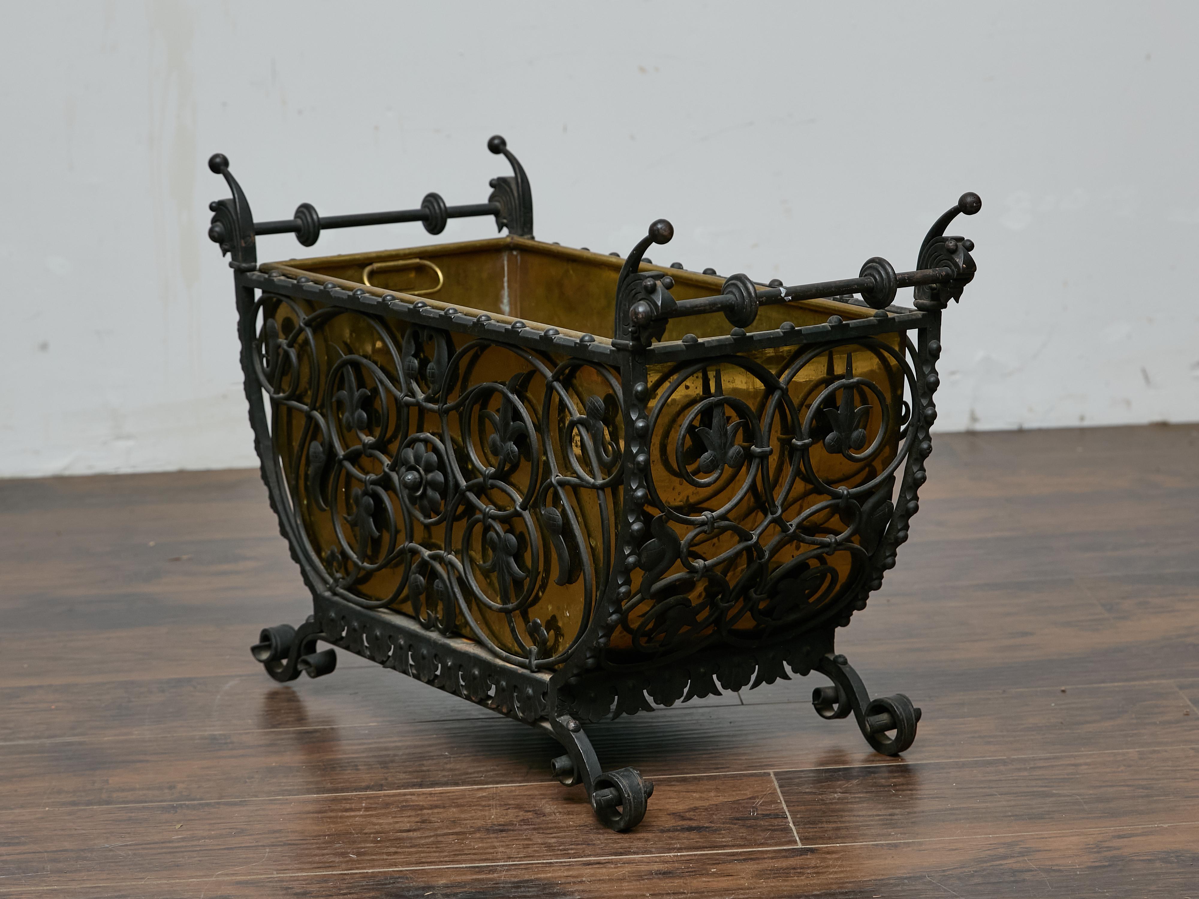 Ottone Jardinière o cesto per tronchi in ferro e ottone, XIX secolo in vendita