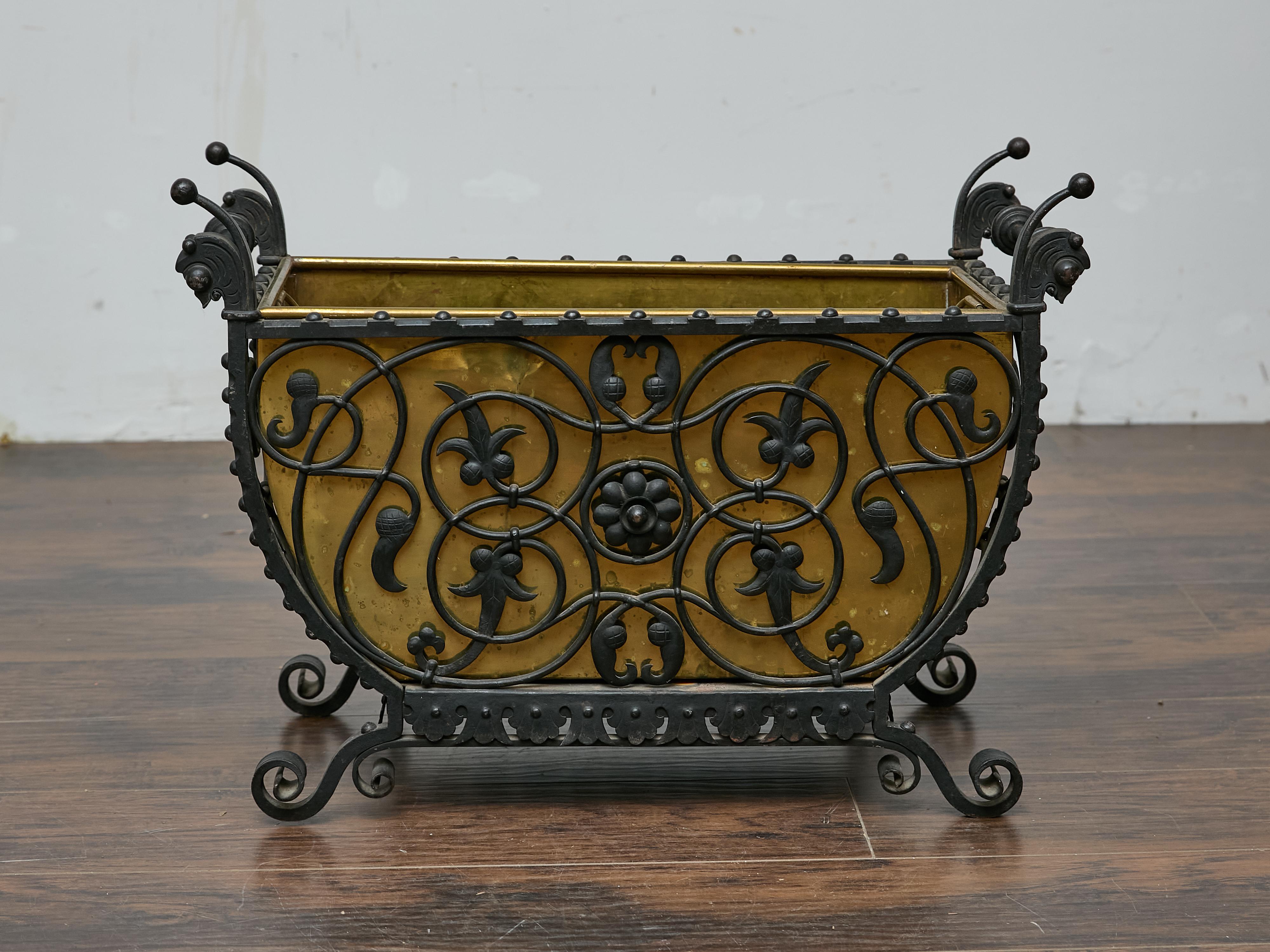 Jardinière o cesto per tronchi in ferro e ottone, XIX secolo in vendita 1