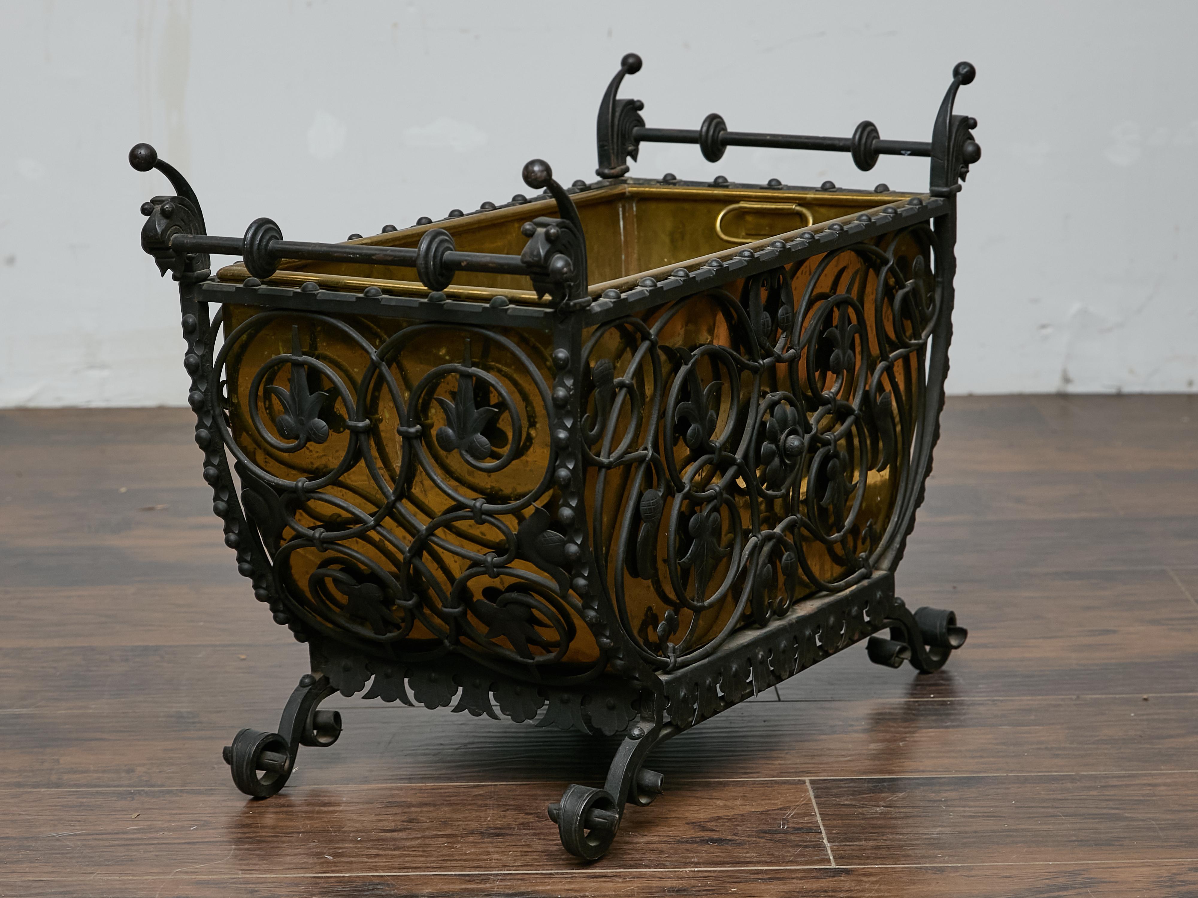Jardinière o cesto per tronchi in ferro e ottone, XIX secolo in vendita 2
