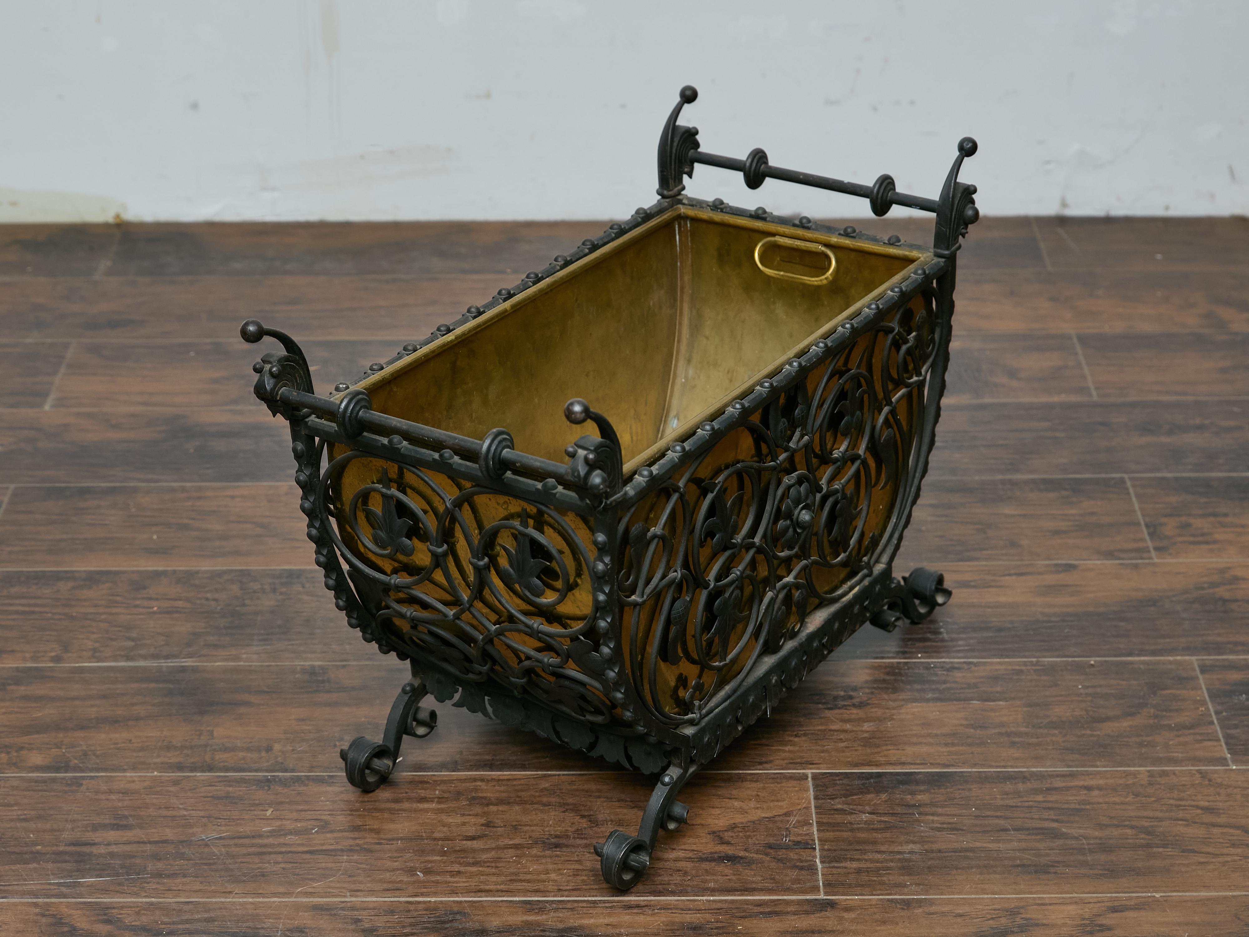 Jardinière o cesto per tronchi in ferro e ottone, XIX secolo in vendita 3