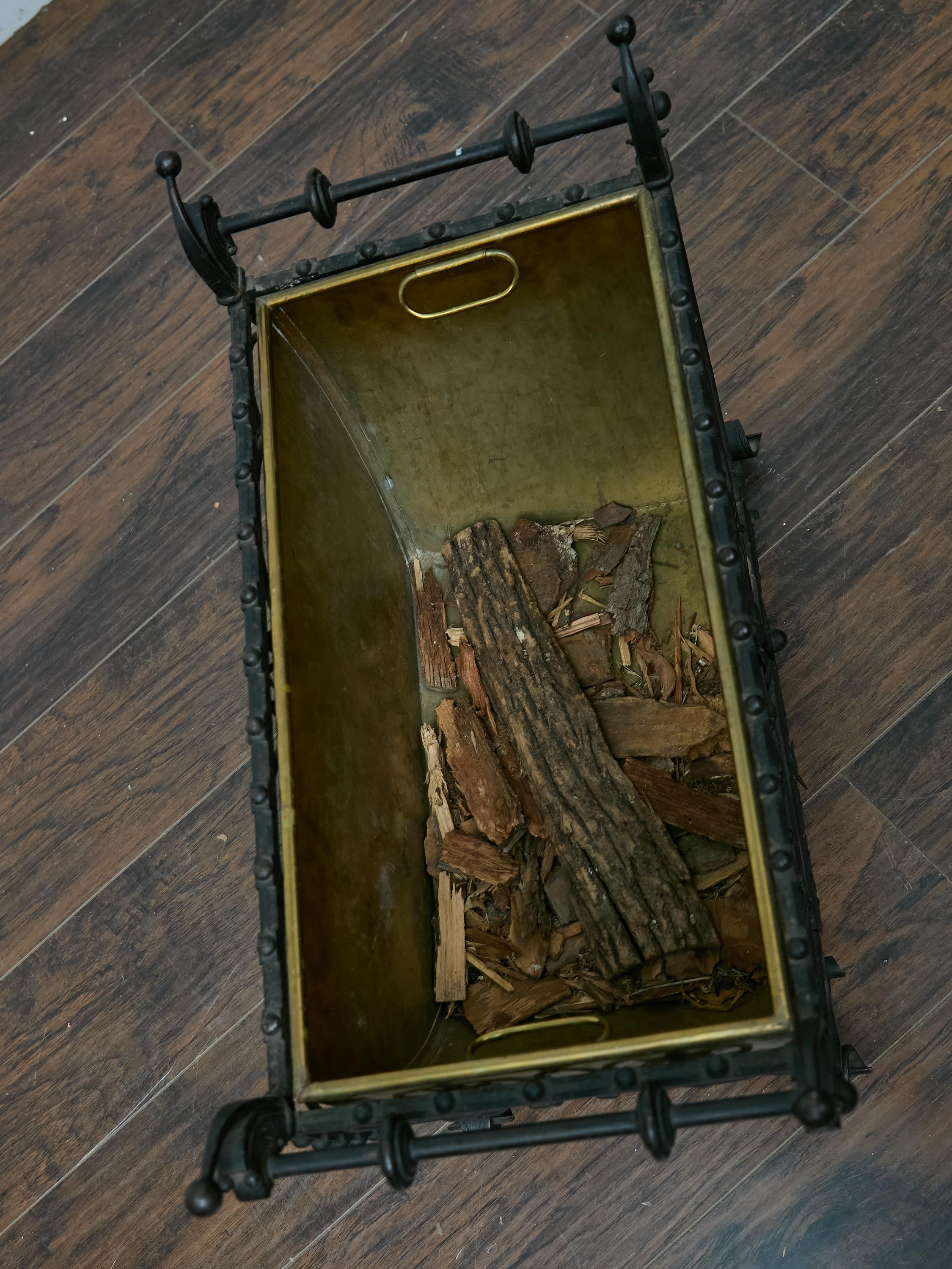 Jardinière o cesto per tronchi in ferro e ottone, XIX secolo in vendita 4