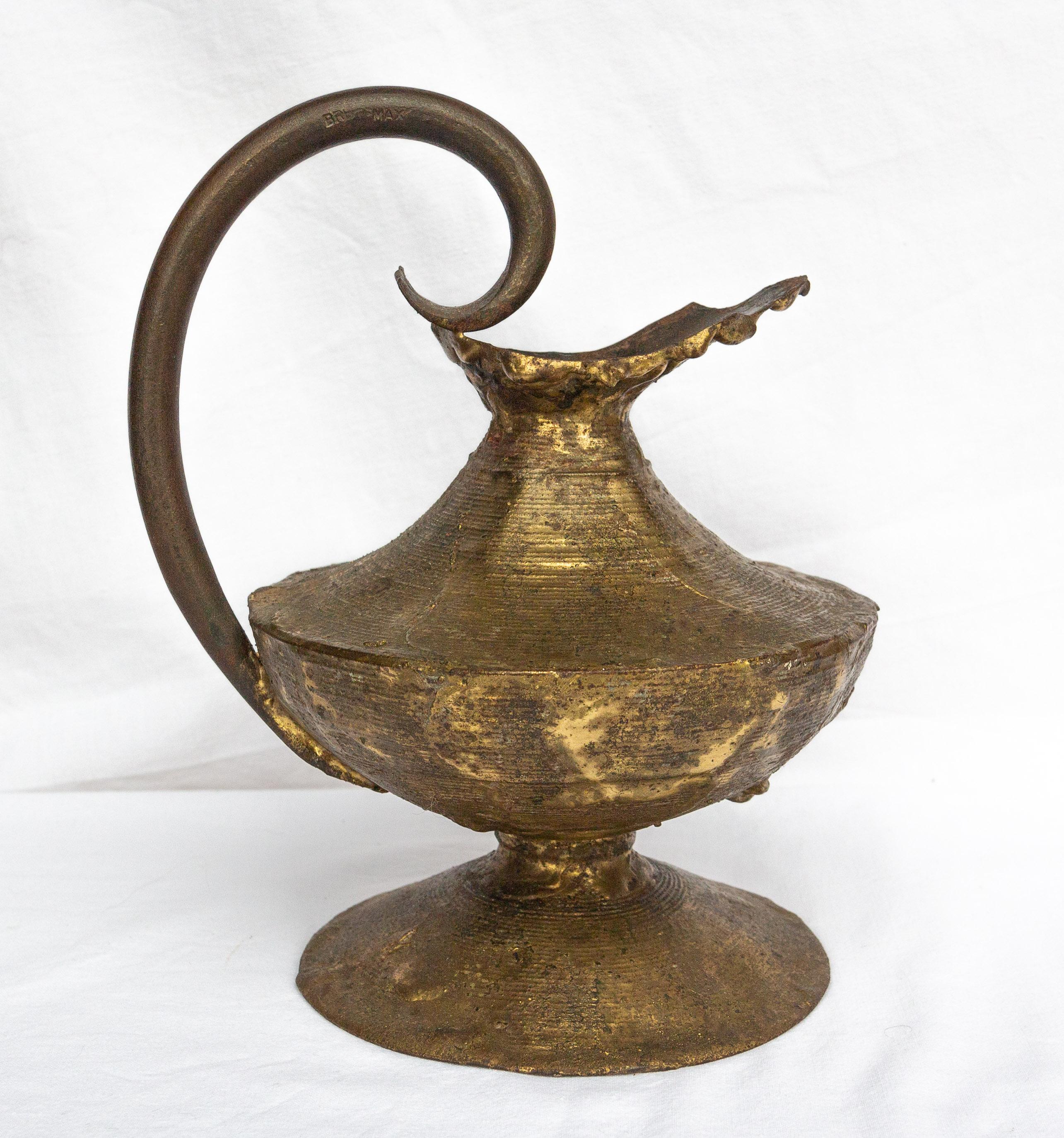 Elegant pitcher in the brutalist style.
Iron recovered with brass,
Made circa 1950, France.

Shipping: 
L19 P17 H27 1,2Kg.