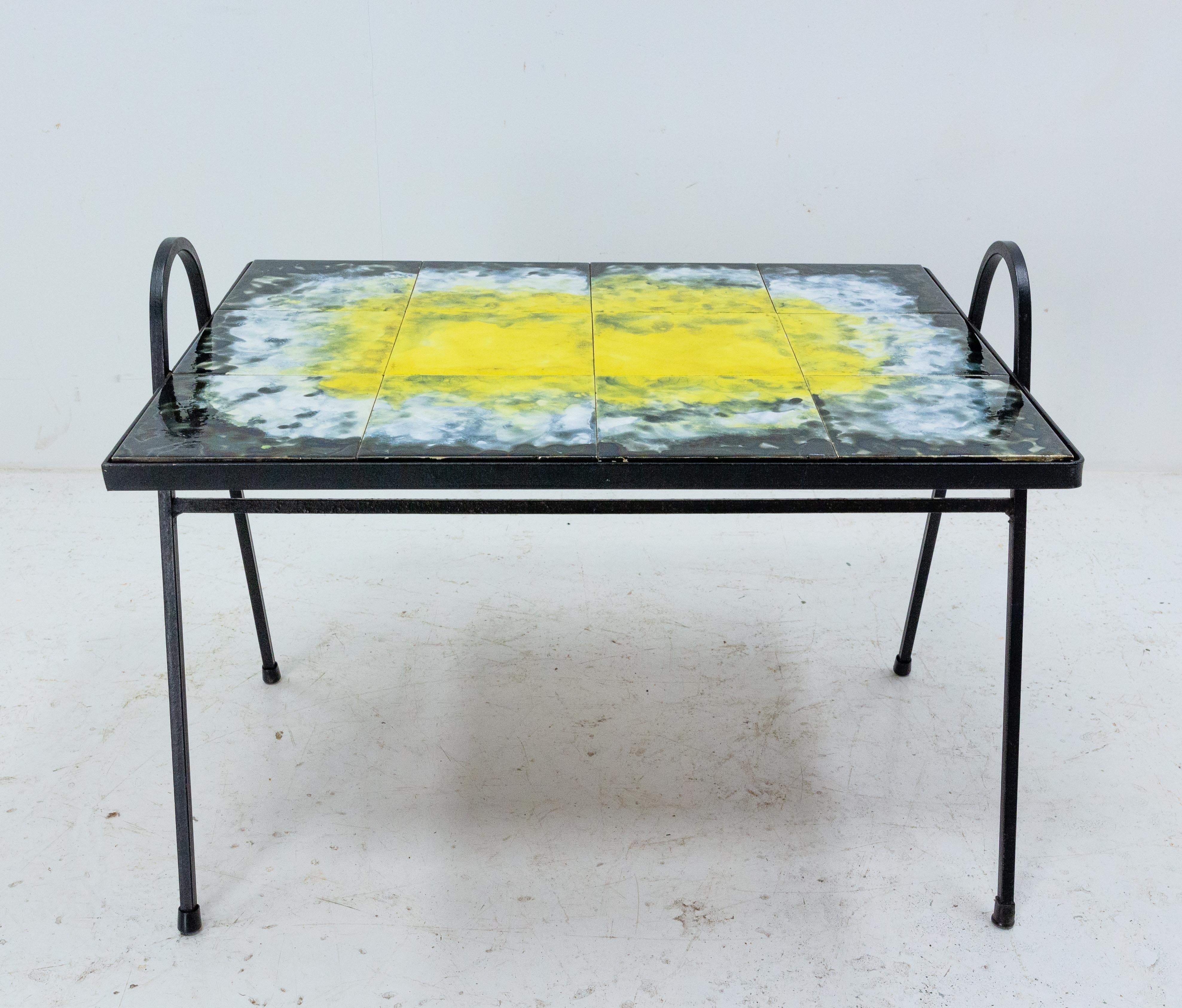 Table de service en fer ou table basse récupérée de céramiques noires, blanches et jaunes, 
Signé par Carve
Français, vers 1960
Les couleurs et la technique de la céramique sont typiques du style du milieu du siècle.
Bon état.

Expédition :
Coffret