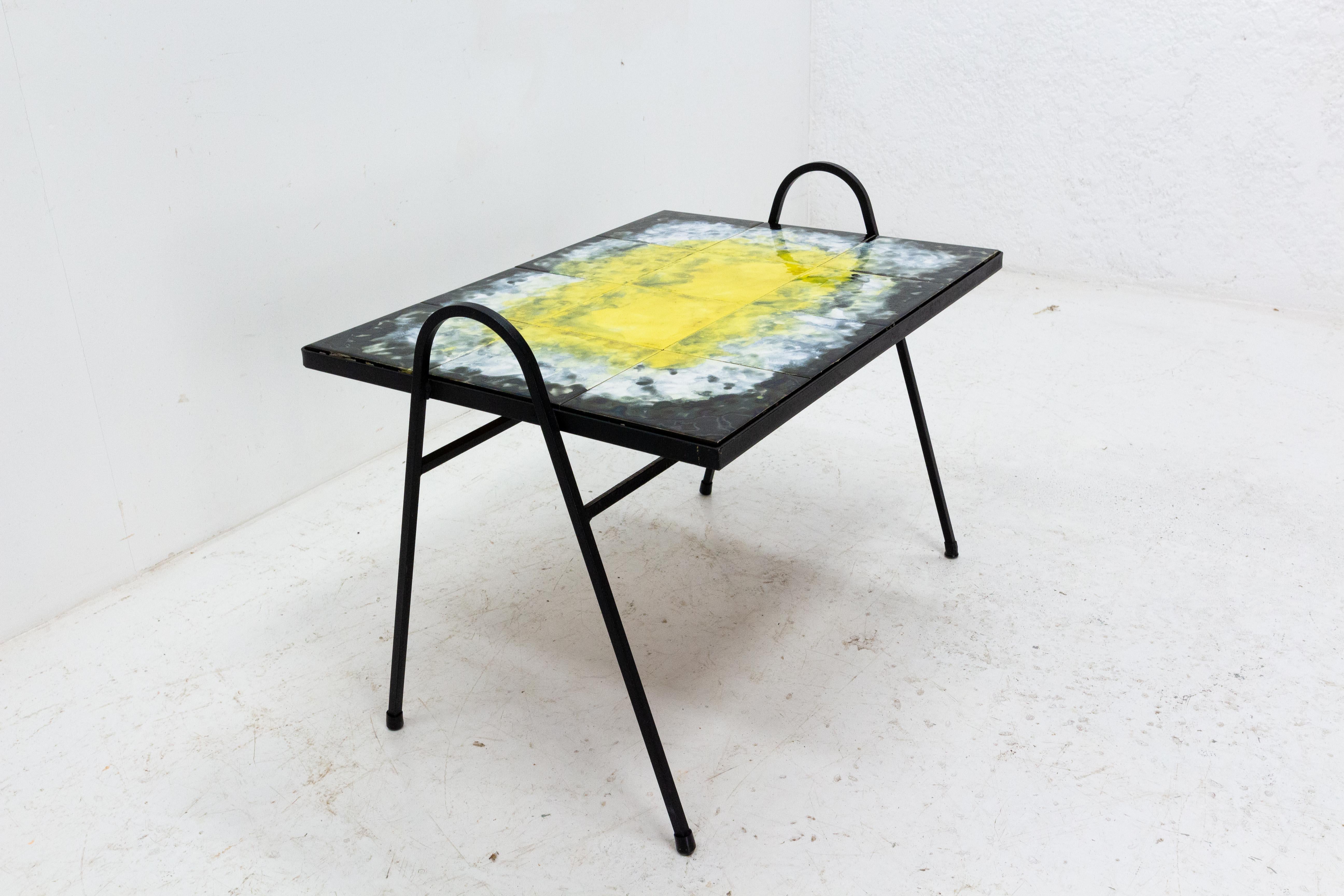 French Iron and Ceramic Coffee Table or Serving Table, circa 1960 In Good Condition For Sale In Labrit, Landes
