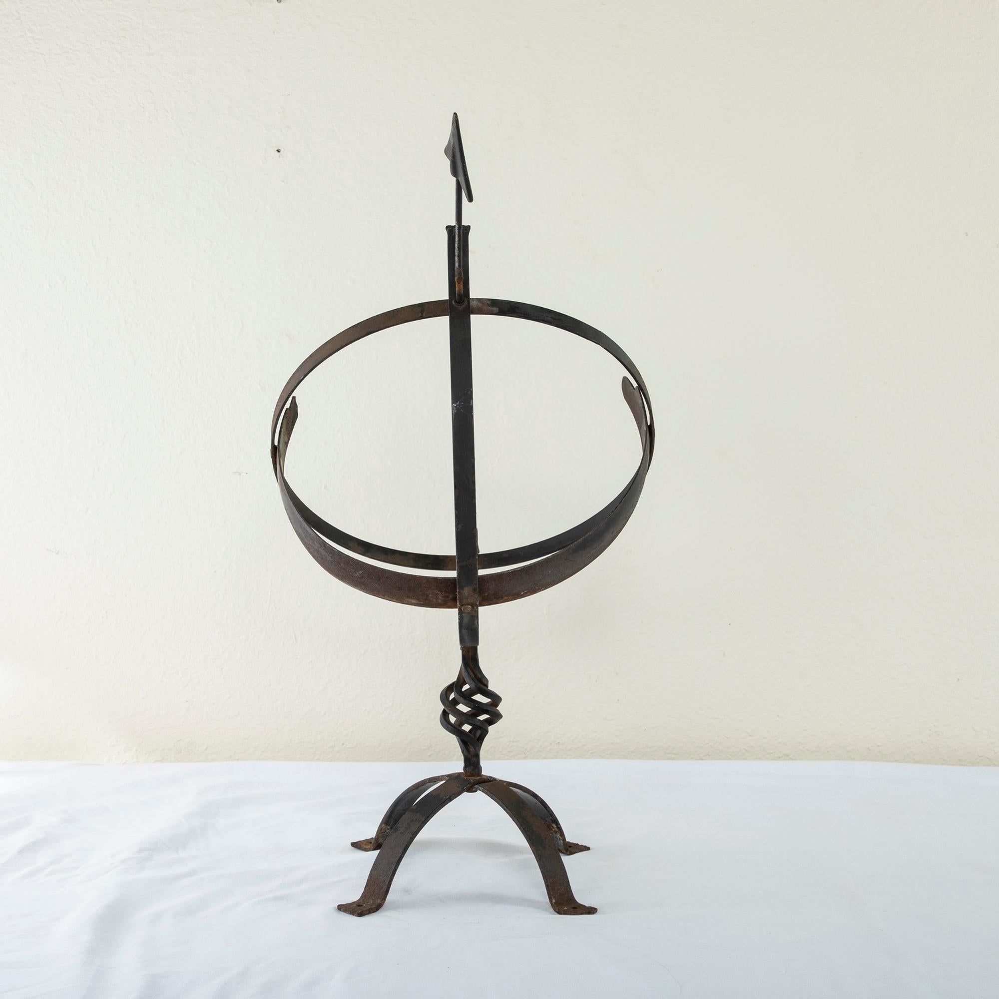 Esfera armilar o reloj de sol francés de hierro y cobre hacia 1900 en Bueno Estado en Fayetteville, AR