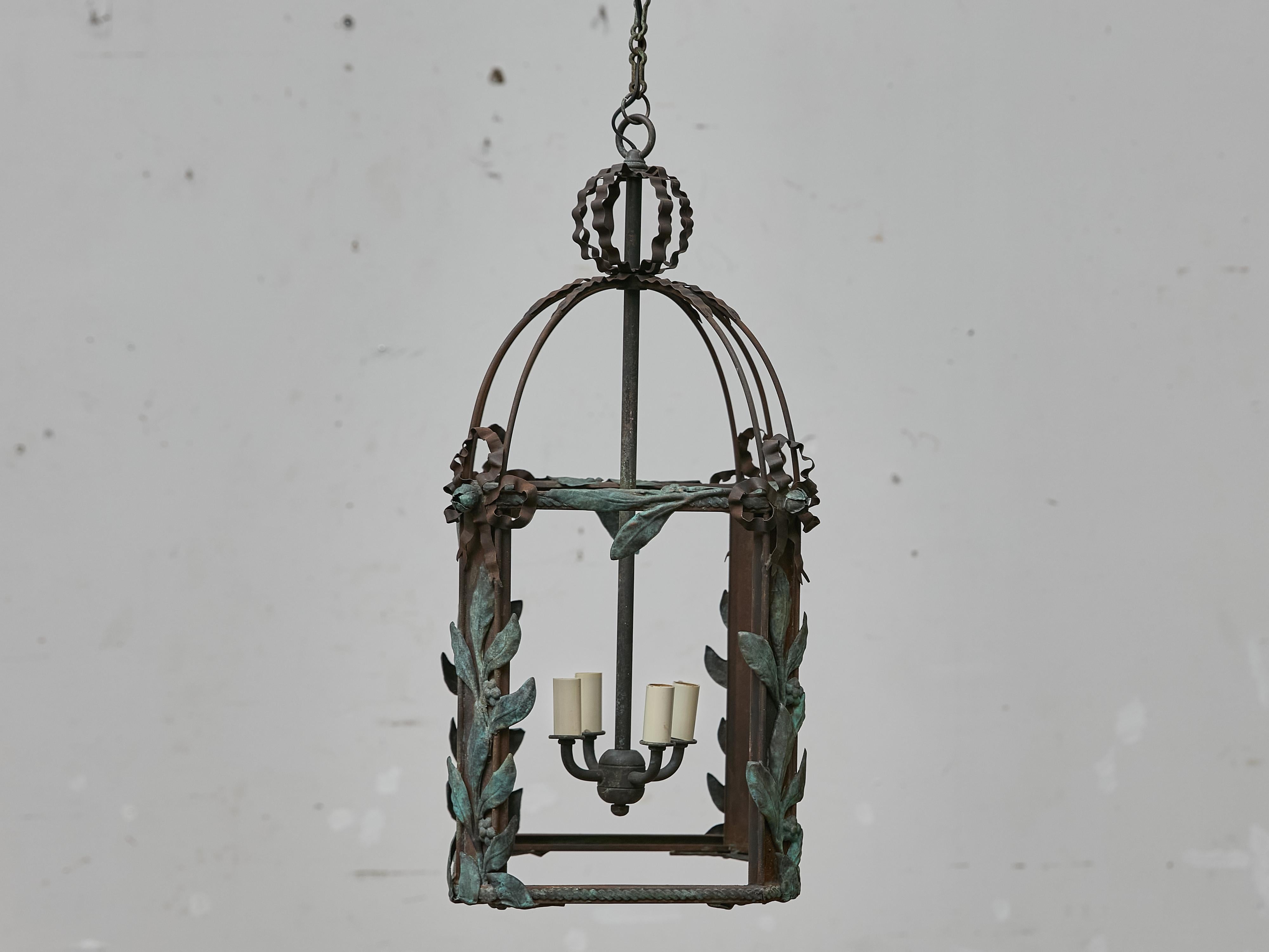 Lanterna francese in ferro e rame con foglie di Verdigris, 1920 circa - US Wired in vendita 3