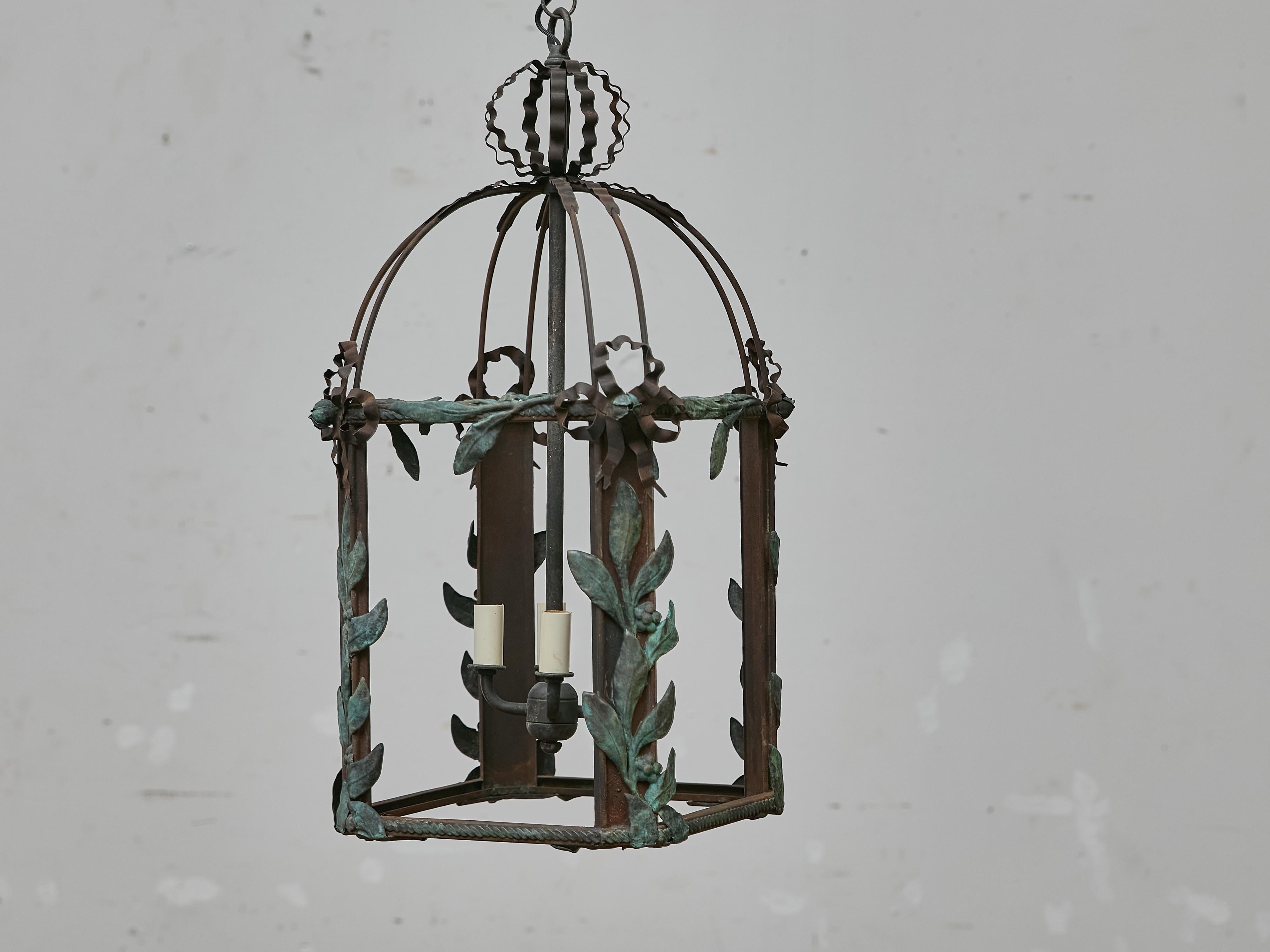 Lanterna francese in ferro e rame con foglie di Verdigris, 1920 circa - US Wired in vendita 4