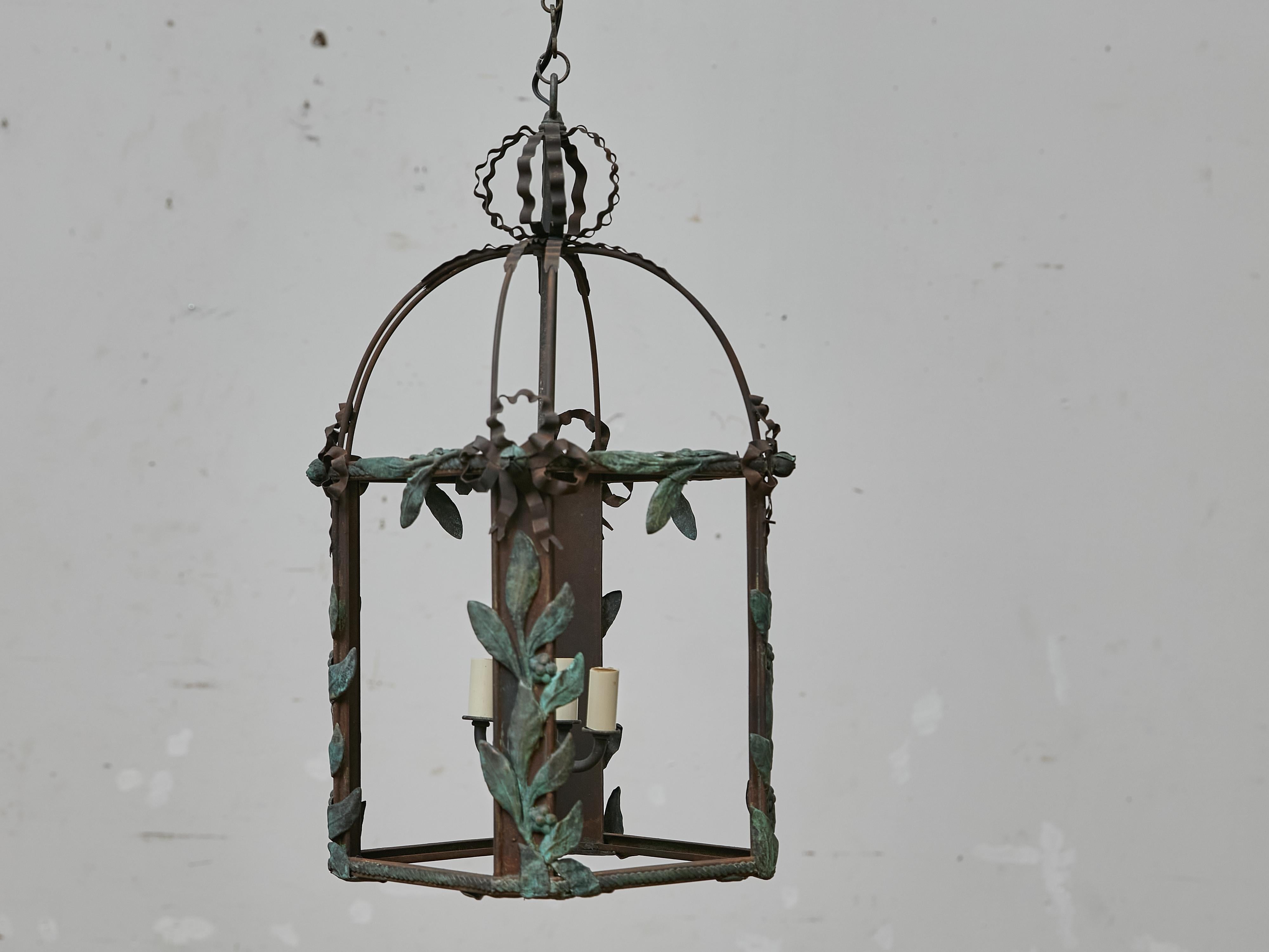 Lanterna francese in ferro e rame con foglie di Verdigris, 1920 circa - US Wired in vendita 5