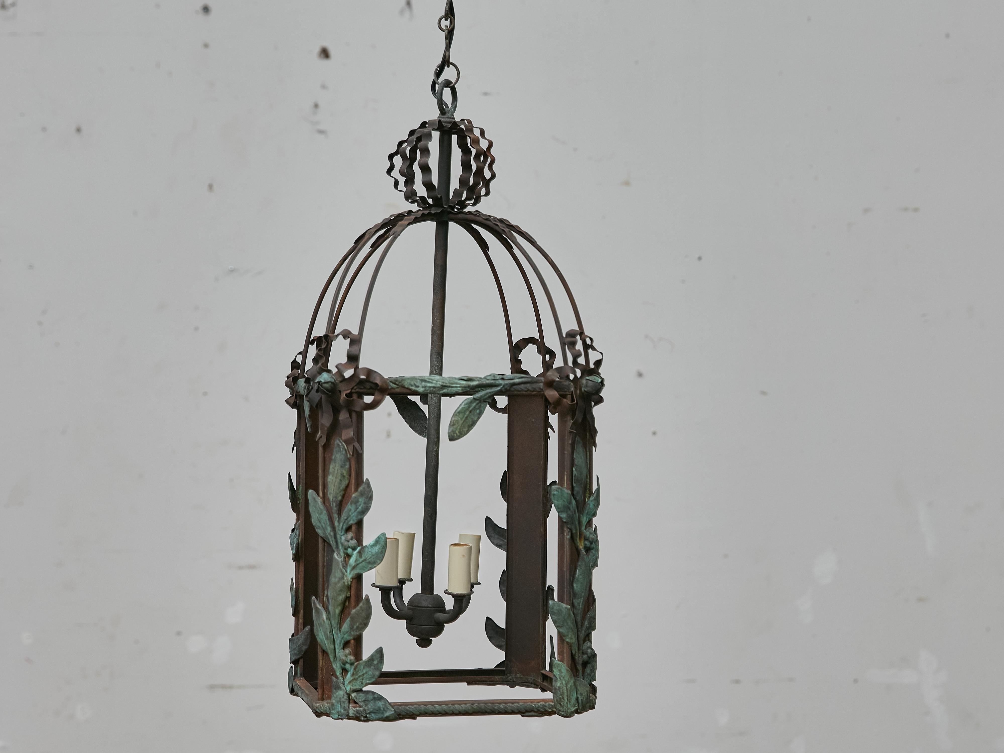Lanterna francese in ferro e rame con foglie di Verdigris, 1920 circa - US Wired in vendita 6