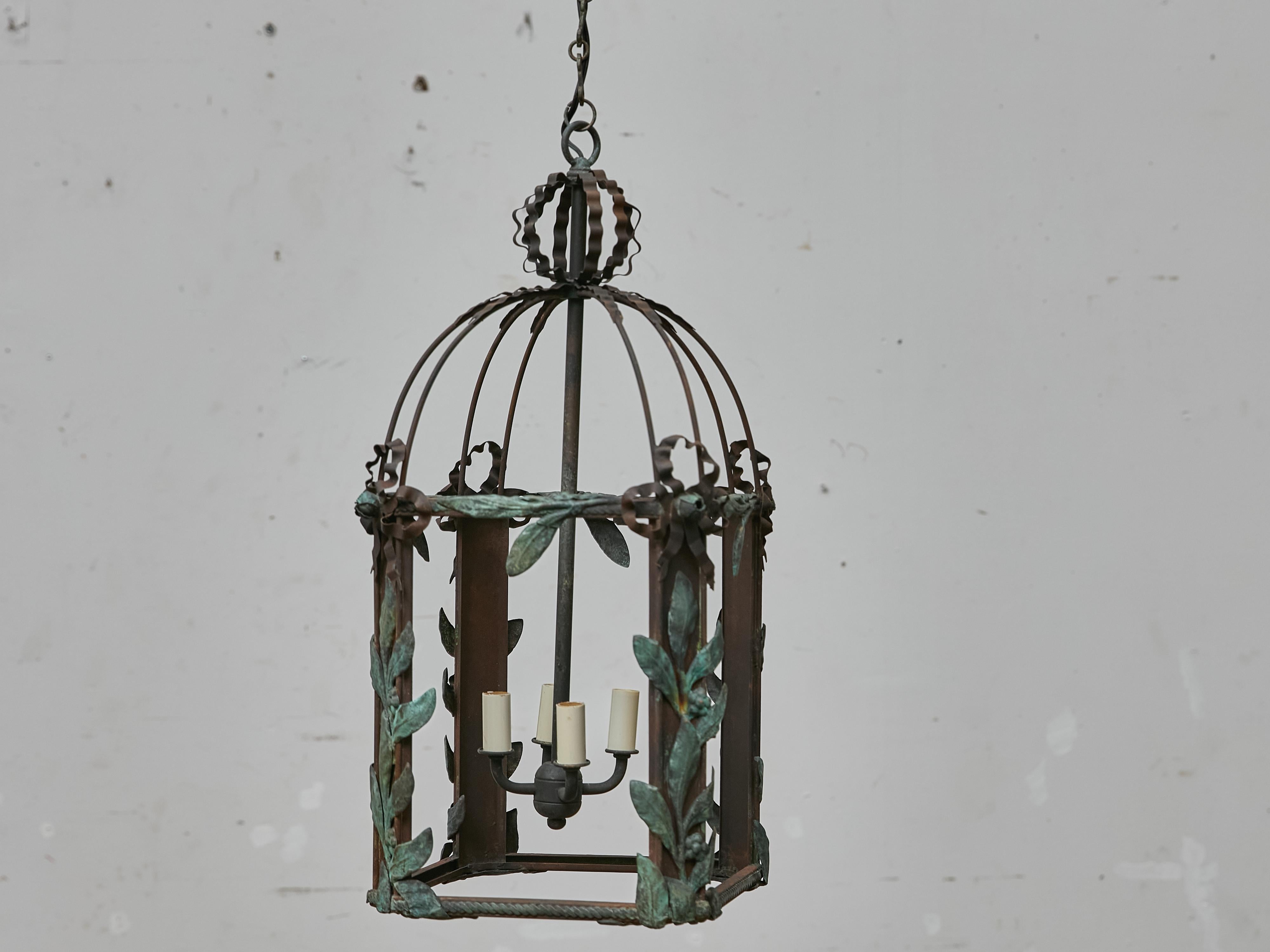 Lanterna francese in ferro e rame con foglie di Verdigris, 1920 circa - US Wired in vendita 7