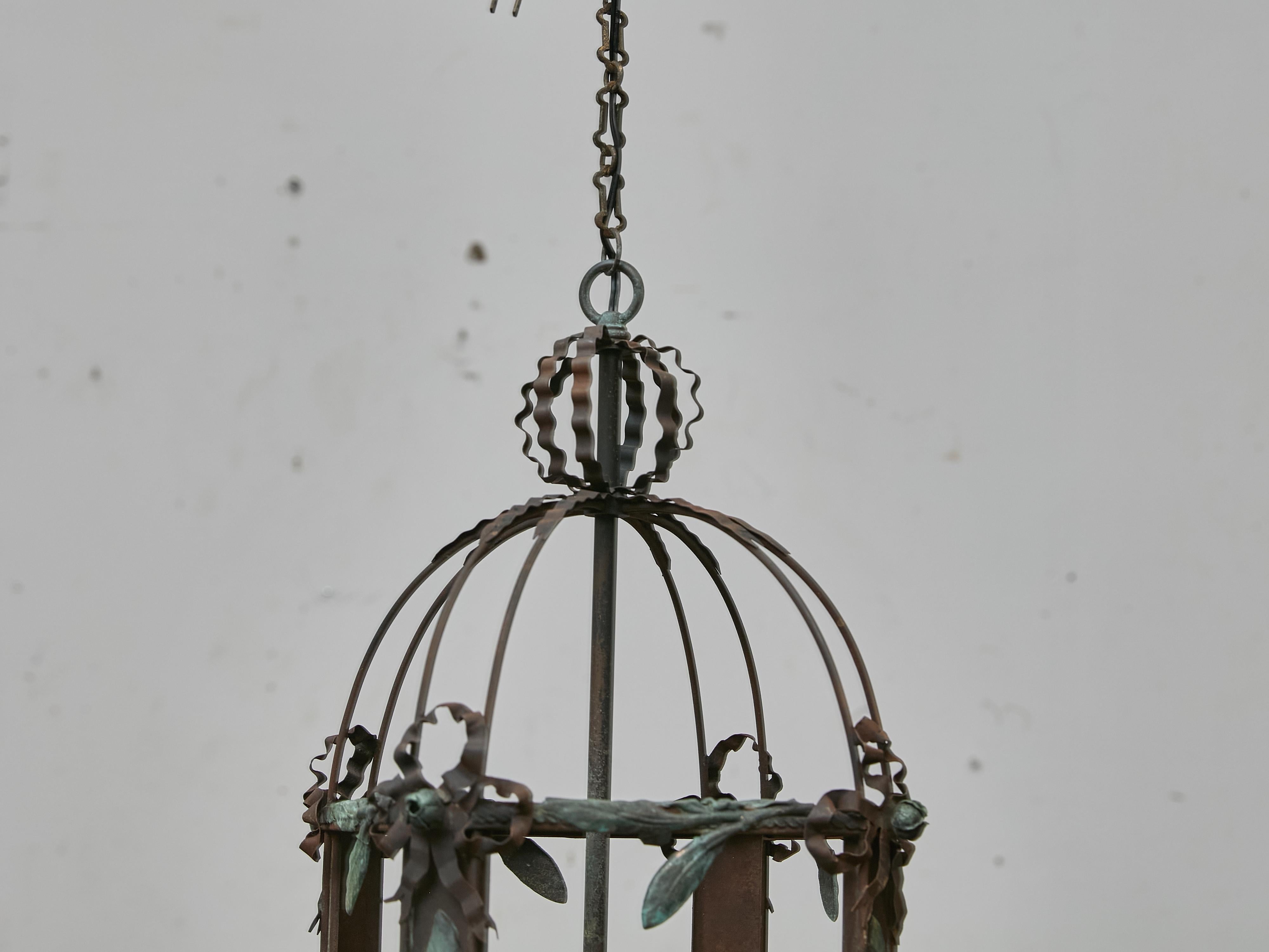 Lanterna francese in ferro e rame con foglie di Verdigris, 1920 circa - US Wired in vendita 8