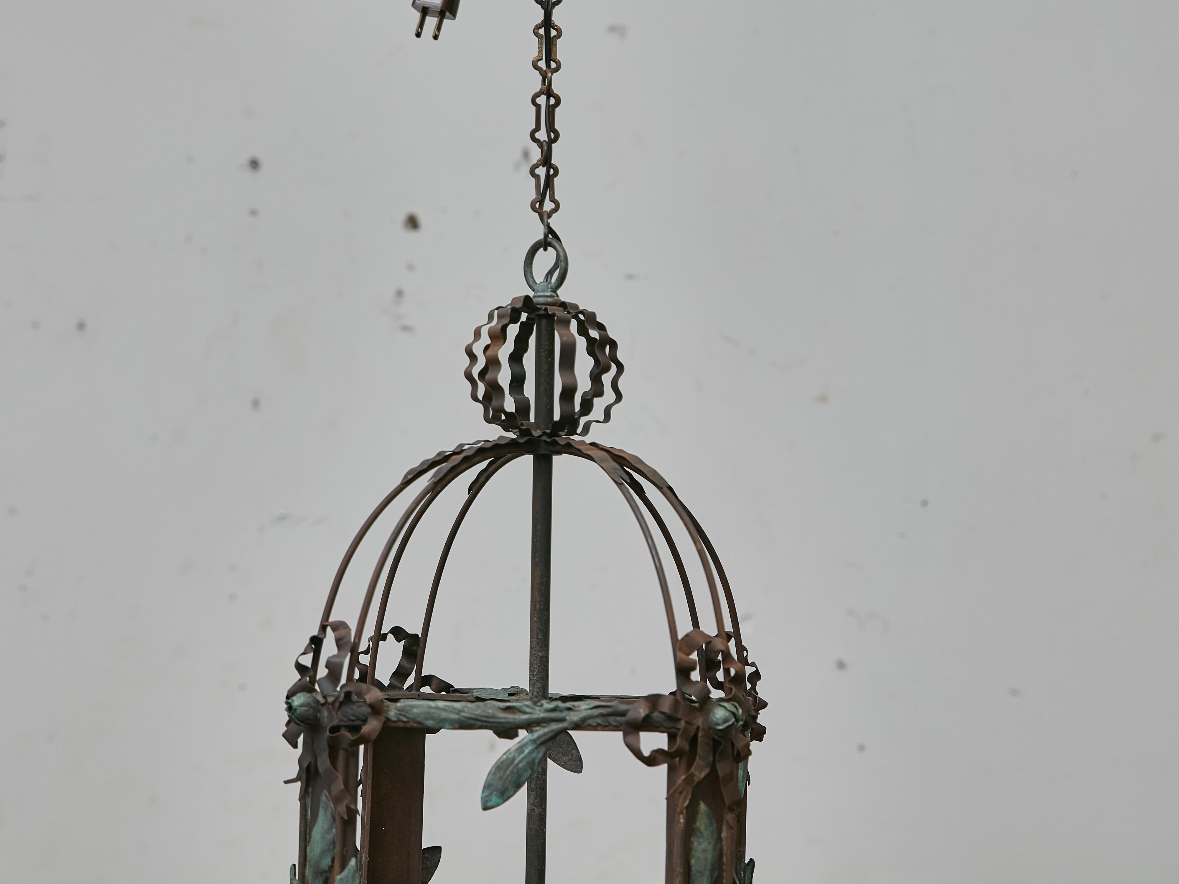 Lanterna francese in ferro e rame con foglie di Verdigris, 1920 circa - US Wired in vendita 9