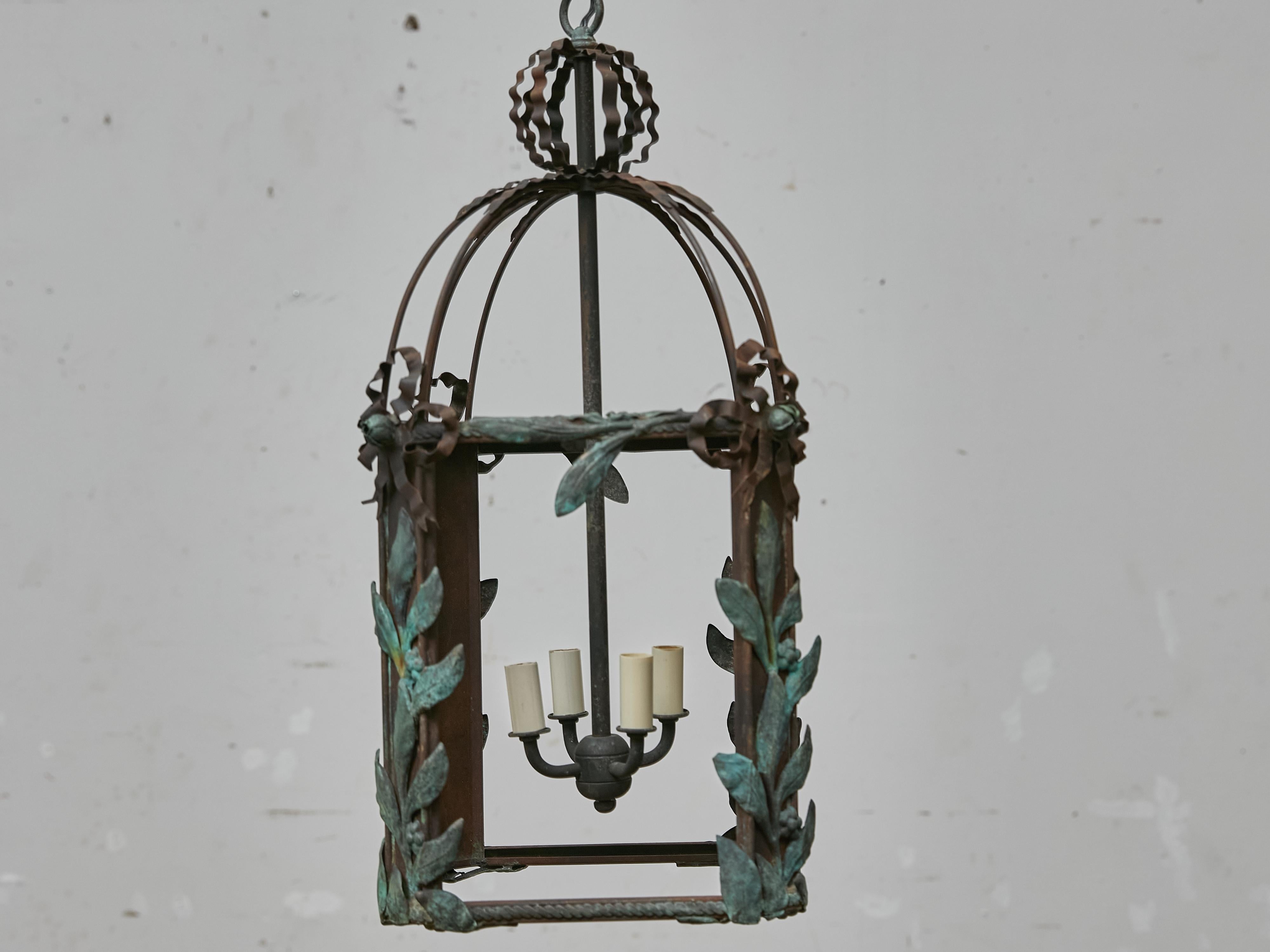 Lanterna francese in ferro e rame con foglie di Verdigris, 1920 circa - US Wired in vendita 11