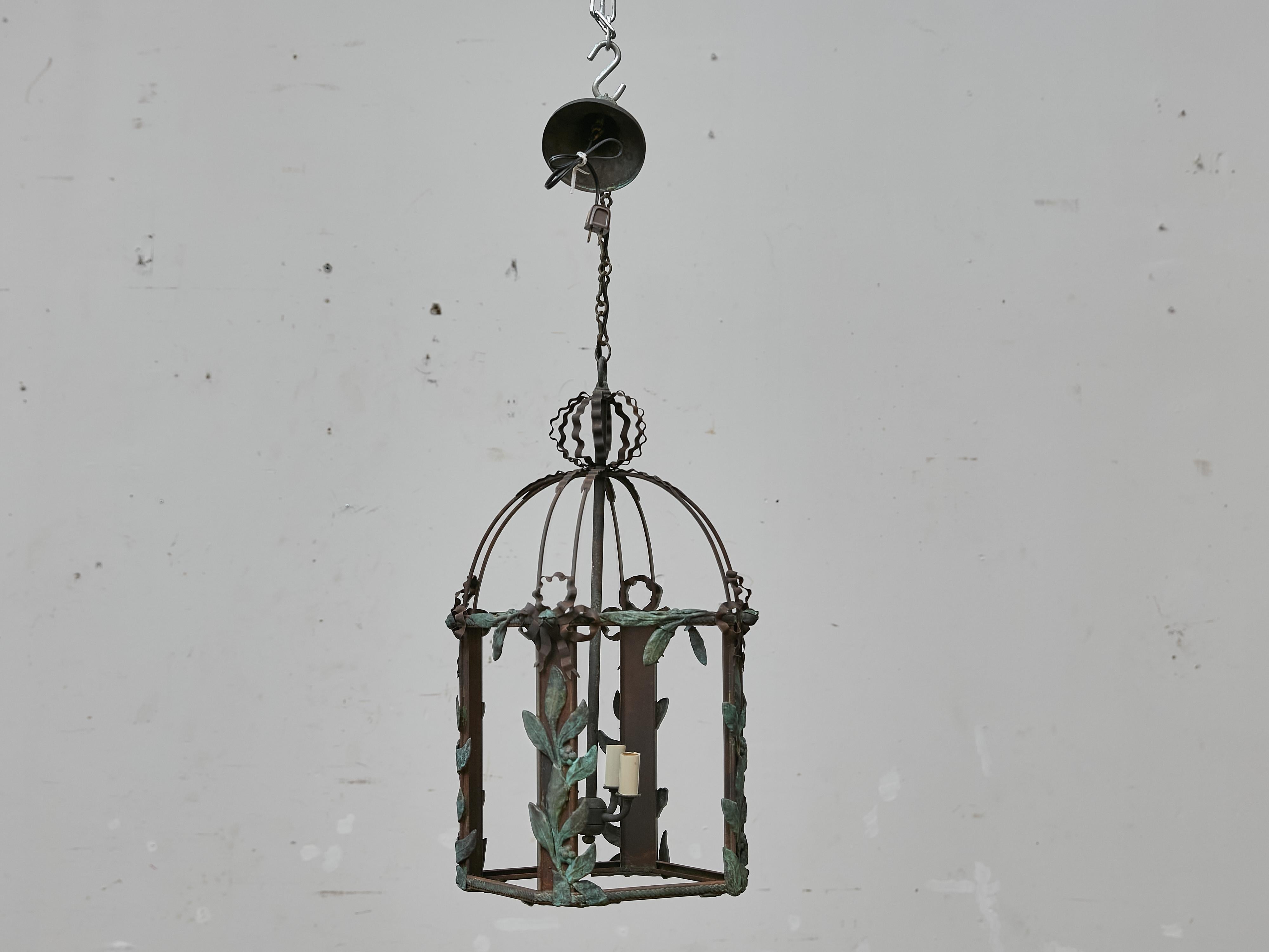 Francese Lanterna francese in ferro e rame con foglie di Verdigris, 1920 circa - US Wired in vendita