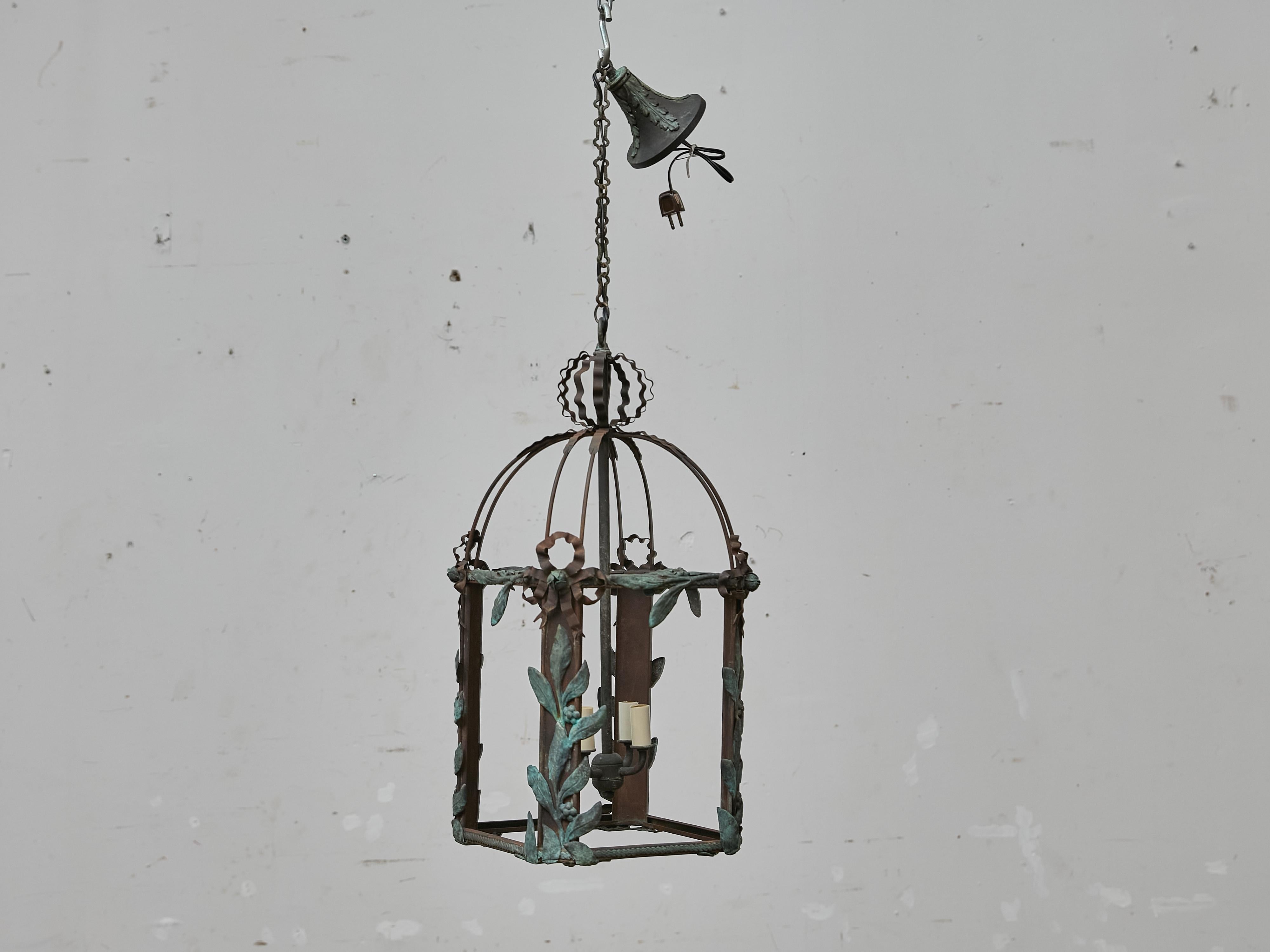 Lanterna francese in ferro e rame con foglie di Verdigris, 1920 circa - US Wired In condizioni buone in vendita a Atlanta, GA