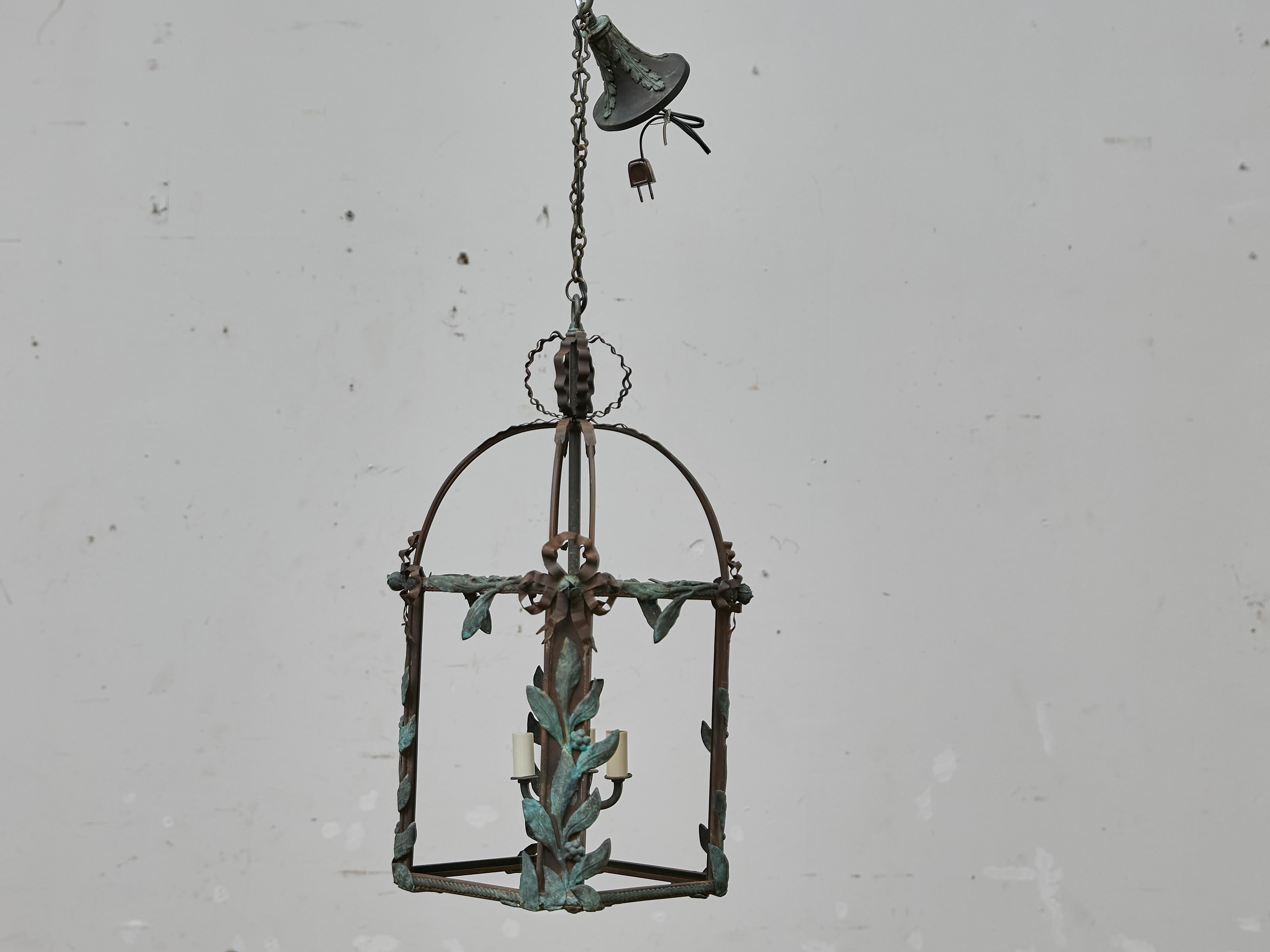 XX secolo Lanterna francese in ferro e rame con foglie di Verdigris, 1920 circa - US Wired in vendita