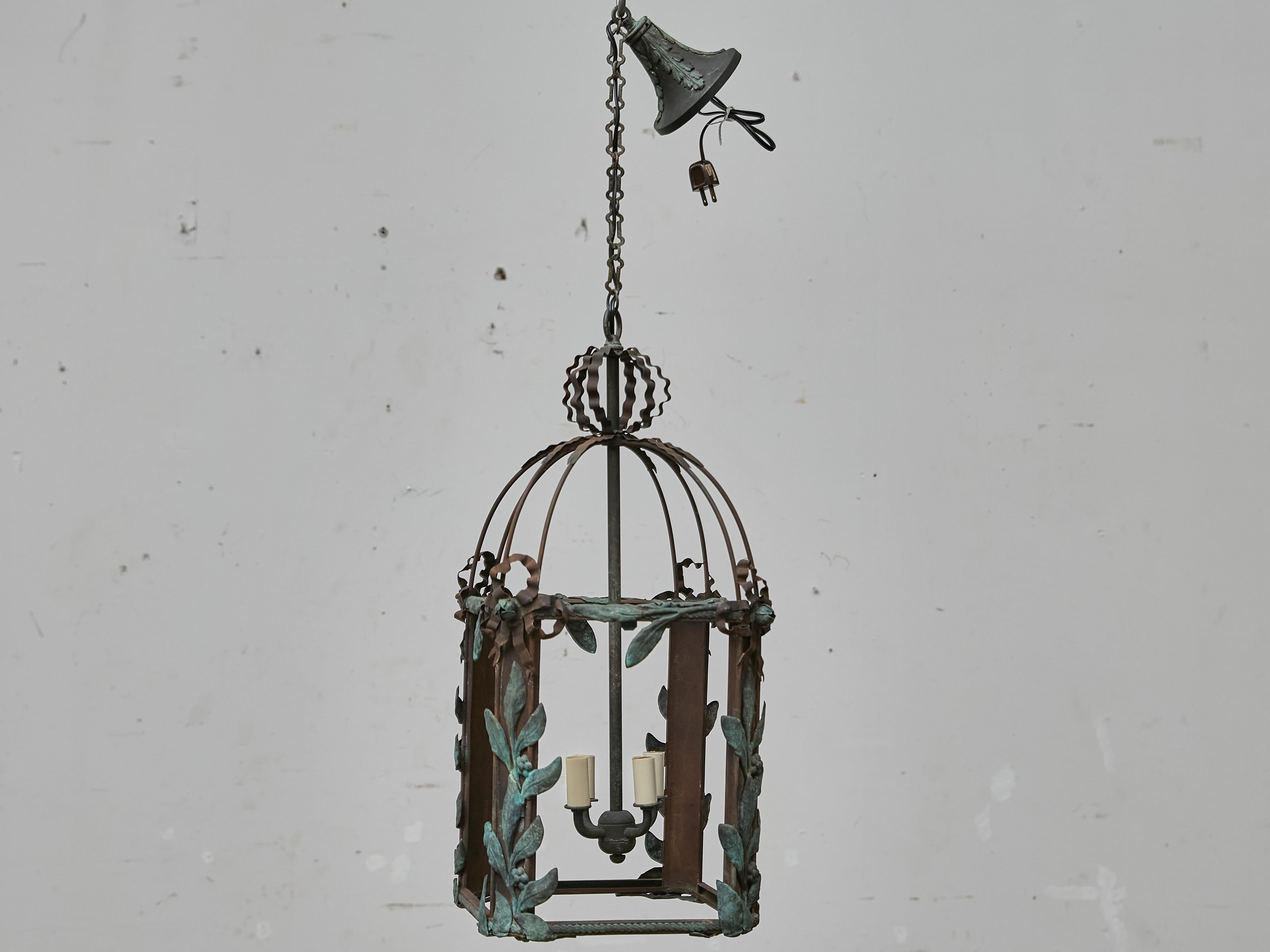 Rame Lanterna francese in ferro e rame con foglie di Verdigris, 1920 circa - US Wired in vendita