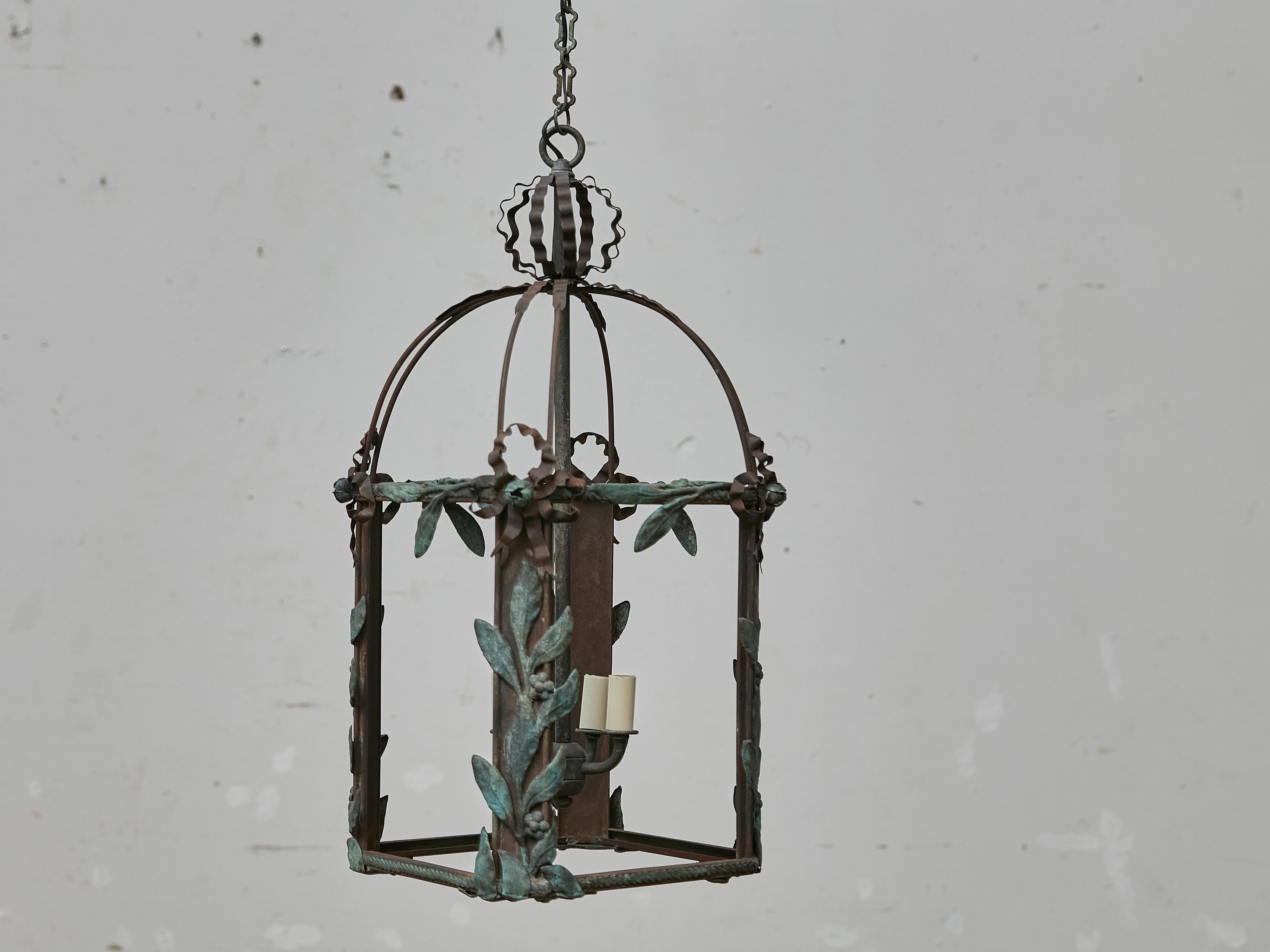 Lanterna francese in ferro e rame con foglie di Verdigris, 1920 circa - US Wired in vendita 2