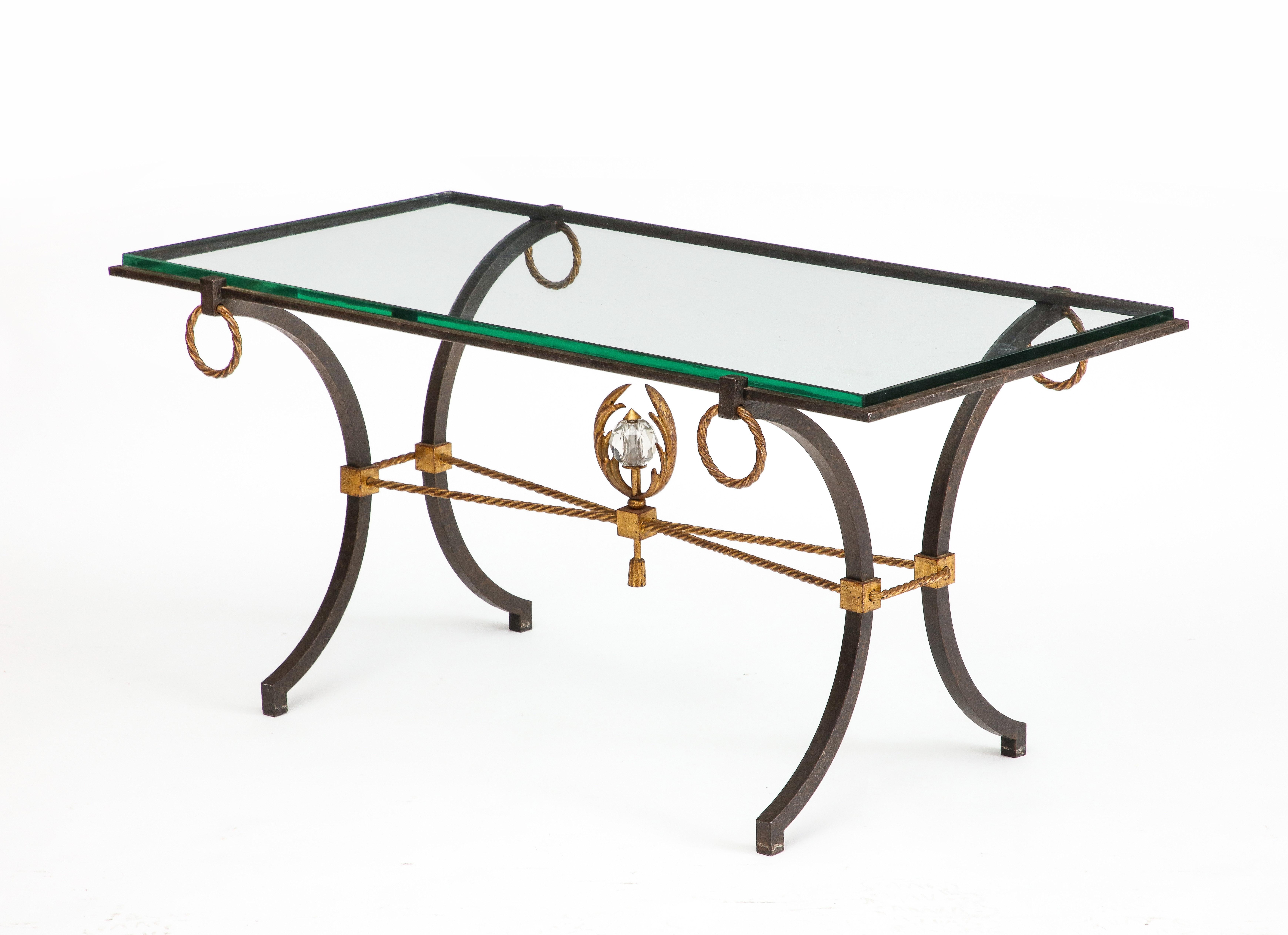 Français Table basse française en fer et doré, dans le style de Poillerat, vers 1940 en vente