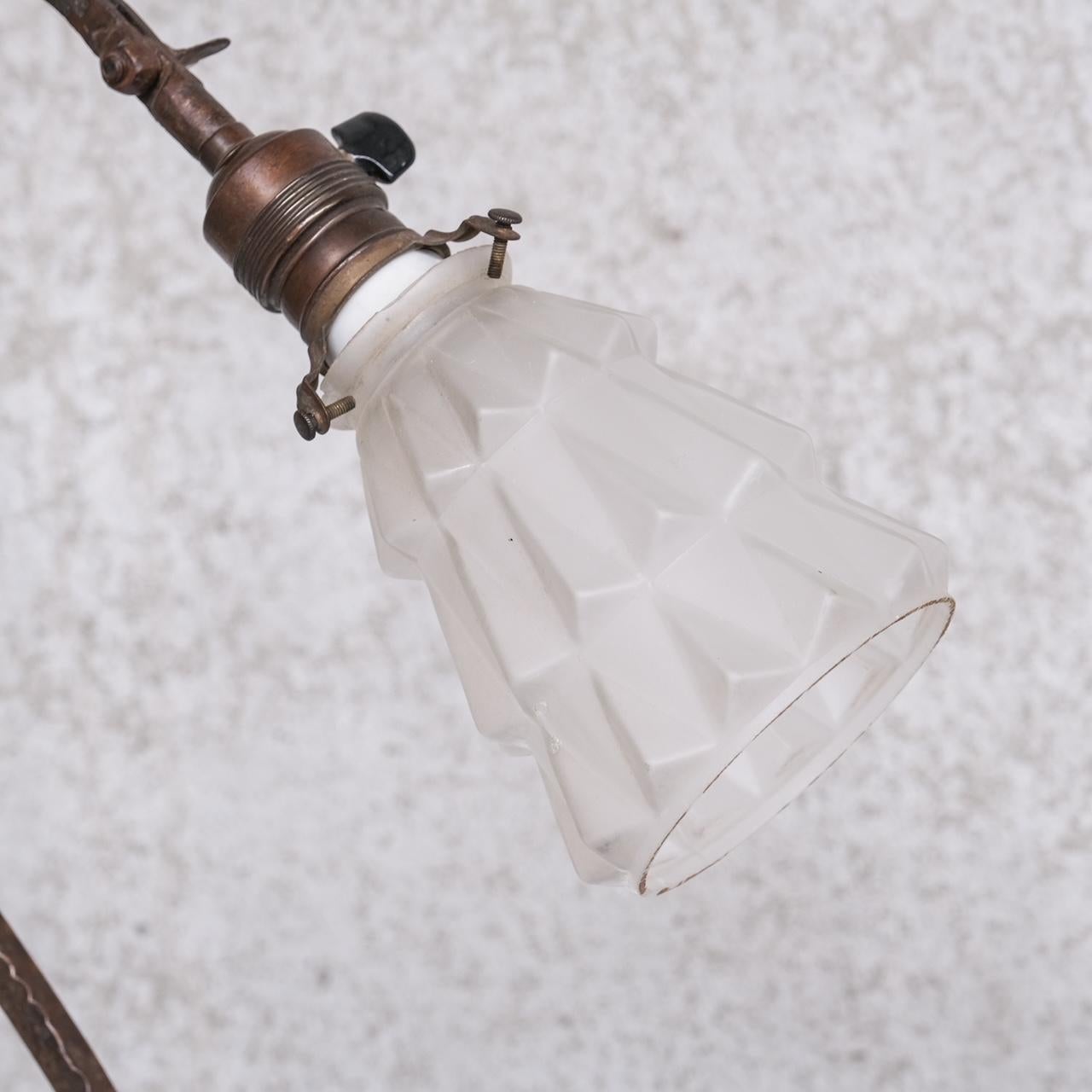 Français Lampe de bureau française ancienne en fer et verre en vente