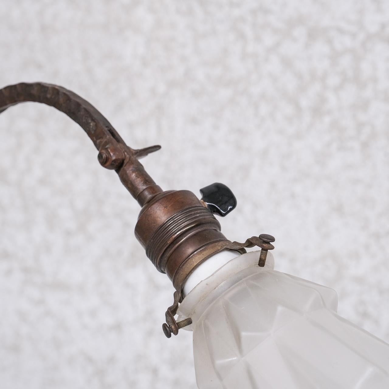 Milieu du XXe siècle Lampe de bureau française ancienne en fer et verre en vente