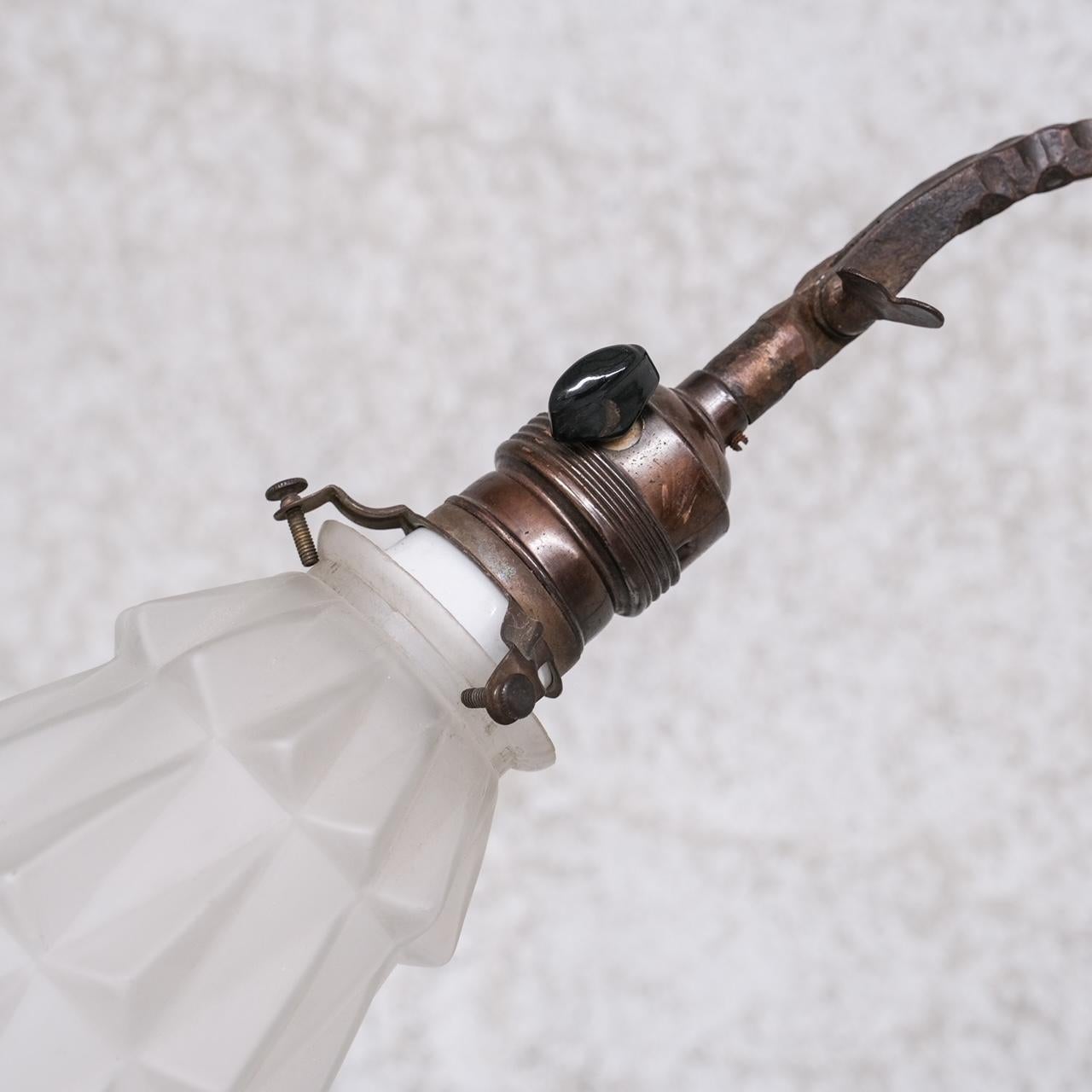 Verre Lampe de bureau française ancienne en fer et verre en vente