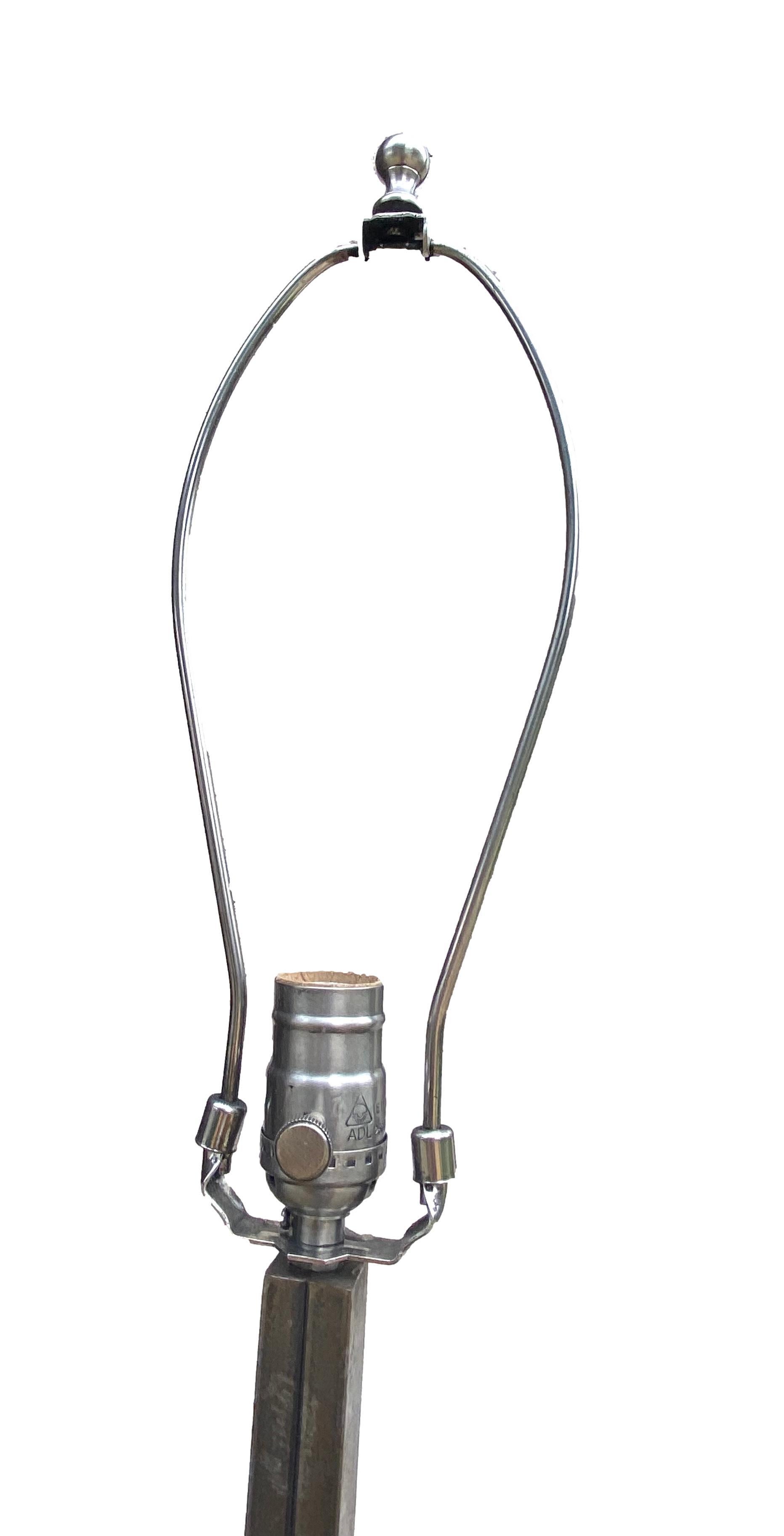 Lampada da terra francese in ferro e pelle ispirata a Jacques Adnet..... L'altezza della lampada è di 56,25