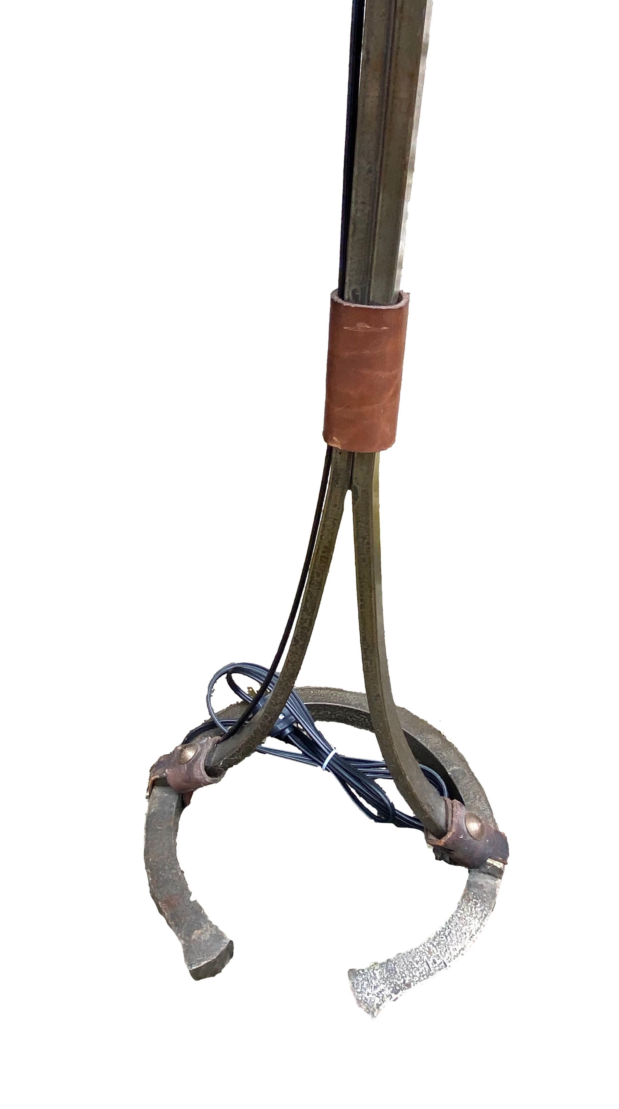 Lampada da terra francese in ferro e pelle in vendita 1
