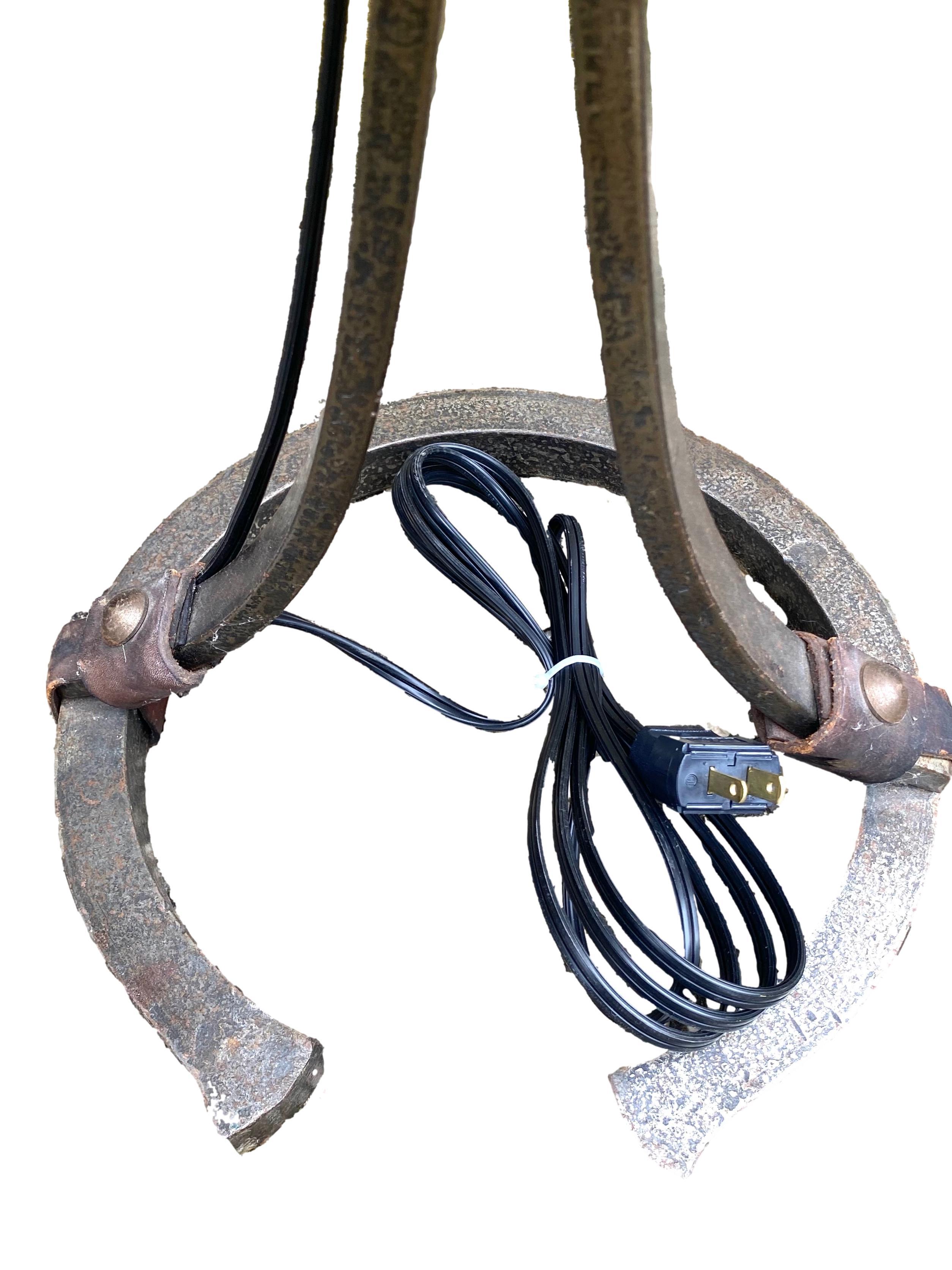 Lampada da terra francese in ferro e pelle in vendita 2