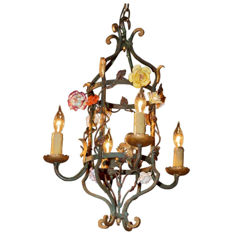 Laterne aus Eisen und Blattgold mit Porzellanblumen im Angebot