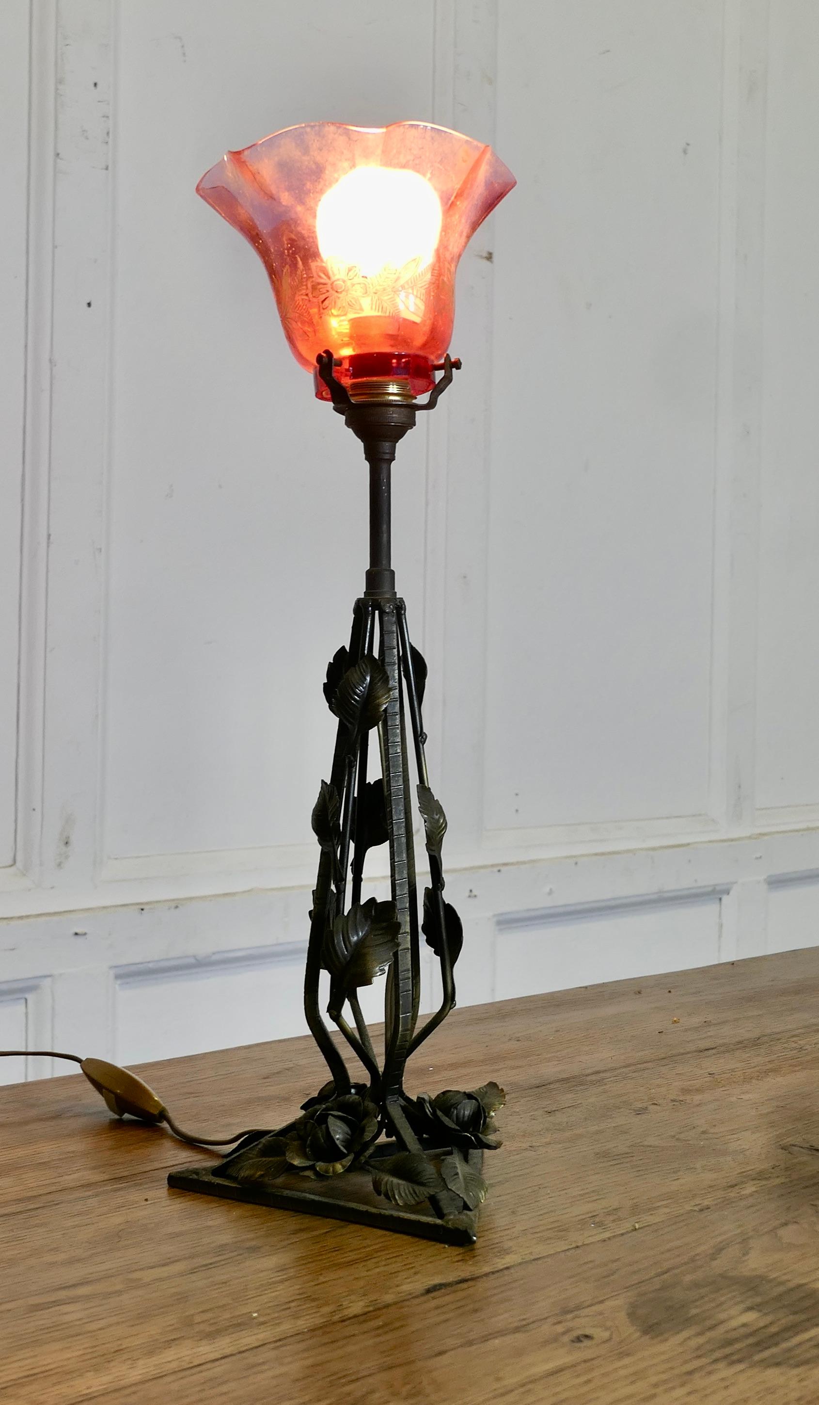 Art nouveau Lampe française en fer et en tôle avec abat-jour en verre à feuilles d'or et rubis en vente