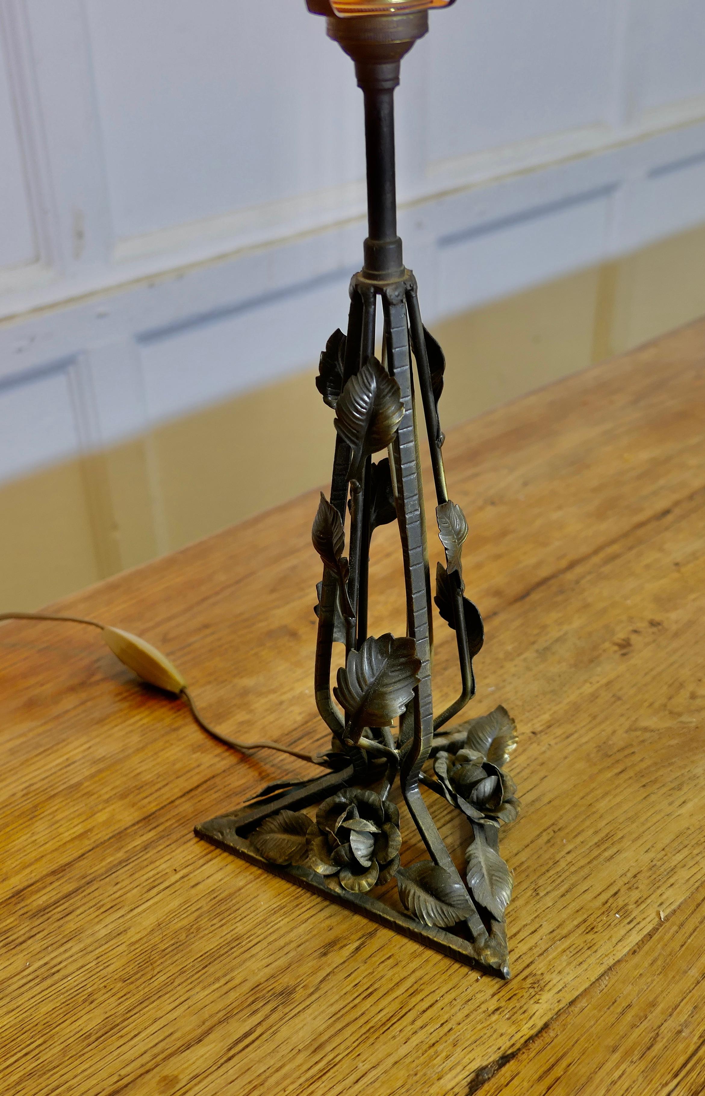 Lampe française en fer et en tôle avec abat-jour en verre à feuilles d'or et rubis Bon état - En vente à Godshill, Isle of Wight