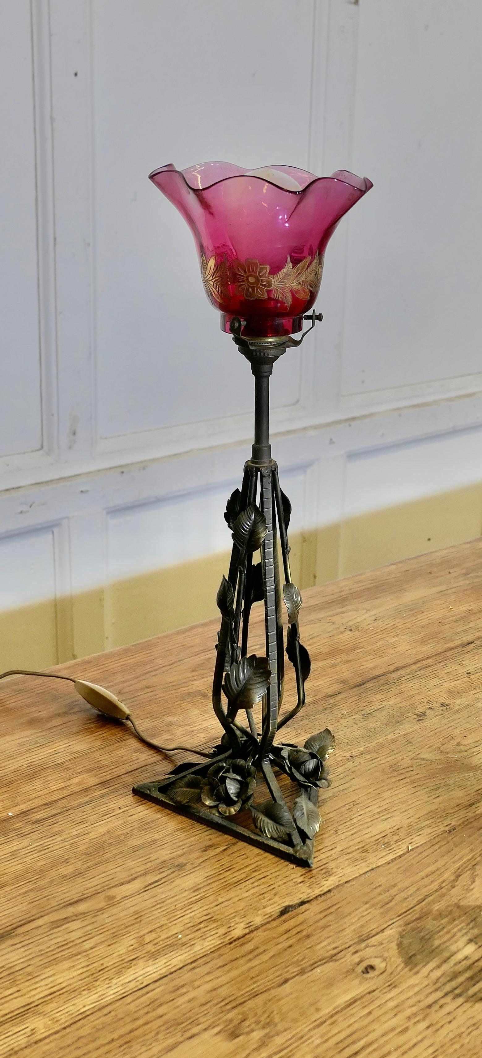 Début du 20ème siècle Lampe française en fer et en tôle avec abat-jour en verre à feuilles d'or et rubis en vente