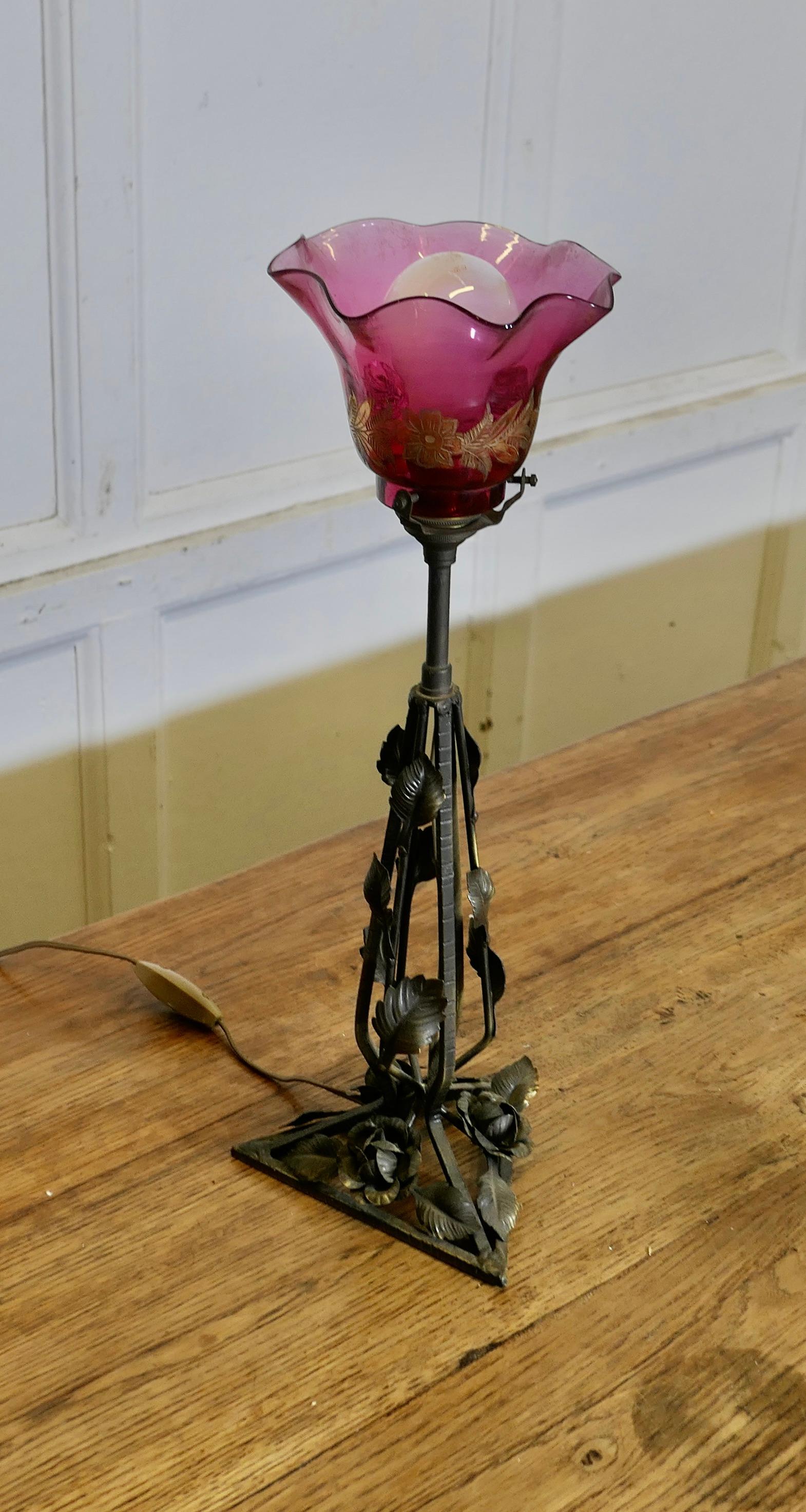 Verre brun Lampe française en fer et en tôle avec abat-jour en verre à feuilles d'or et rubis en vente