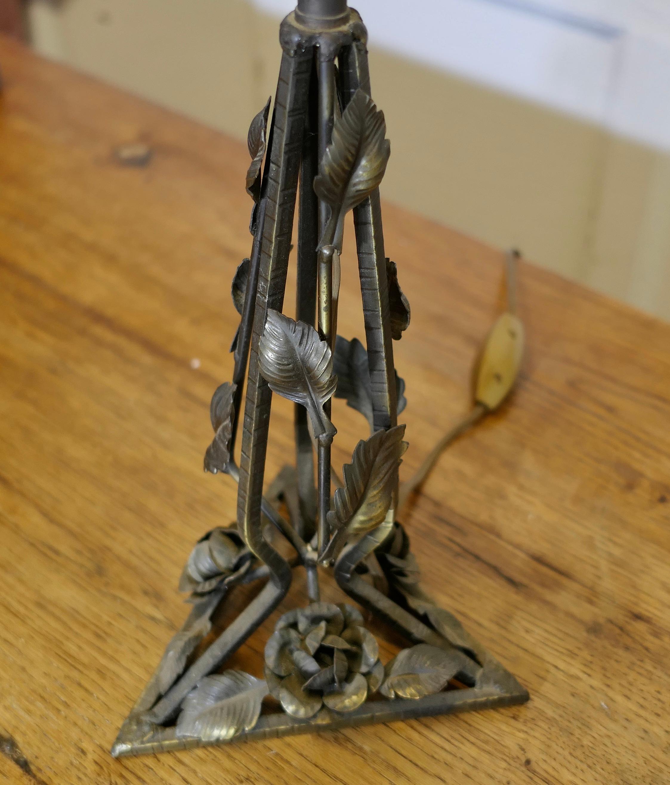 Lampe française en fer et en tôle avec abat-jour en verre à feuilles d'or et rubis en vente 1