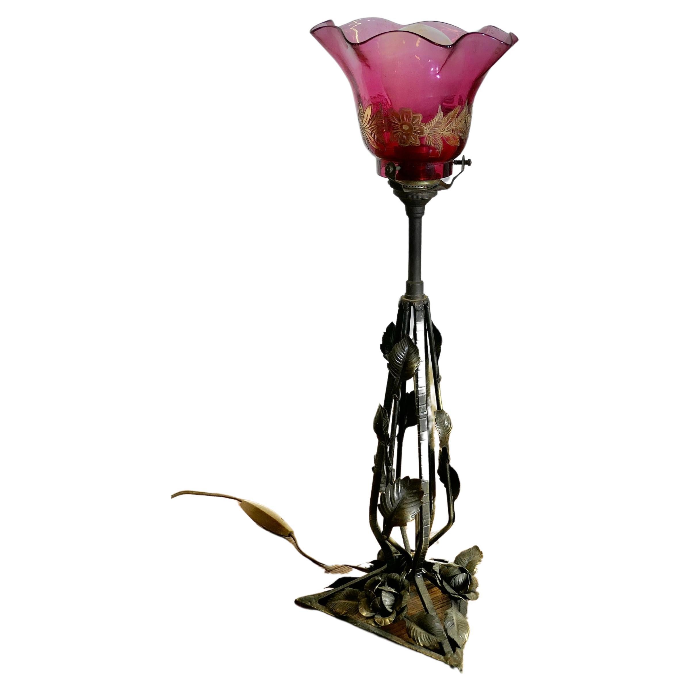 Lampe française en fer et en tôle avec abat-jour en verre à feuilles d'or et rubis en vente