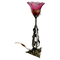 Lampe française en fer et en tôle avec abat-jour en verre à feuilles d'or et rubis