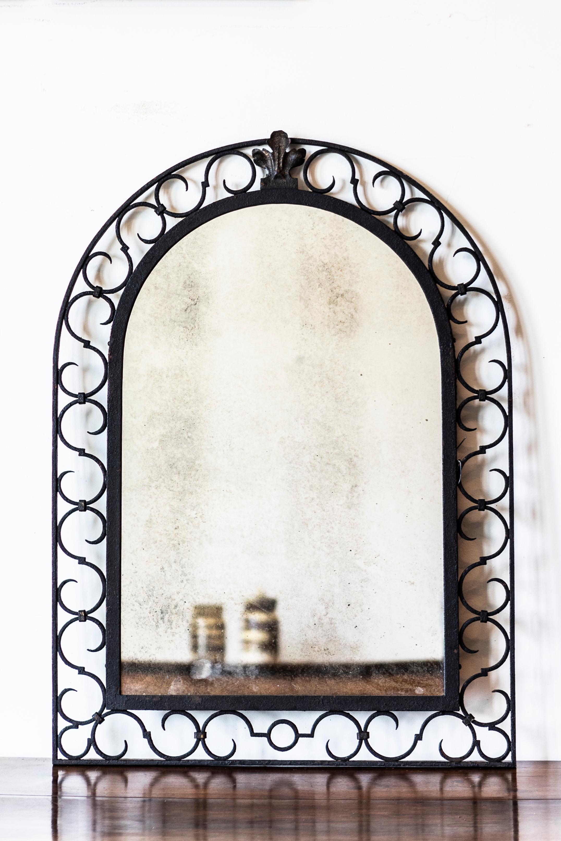 Miroir arqué en fer français avec motifs ajourés en forme de volute en S et crête de feuillage en vente 1
